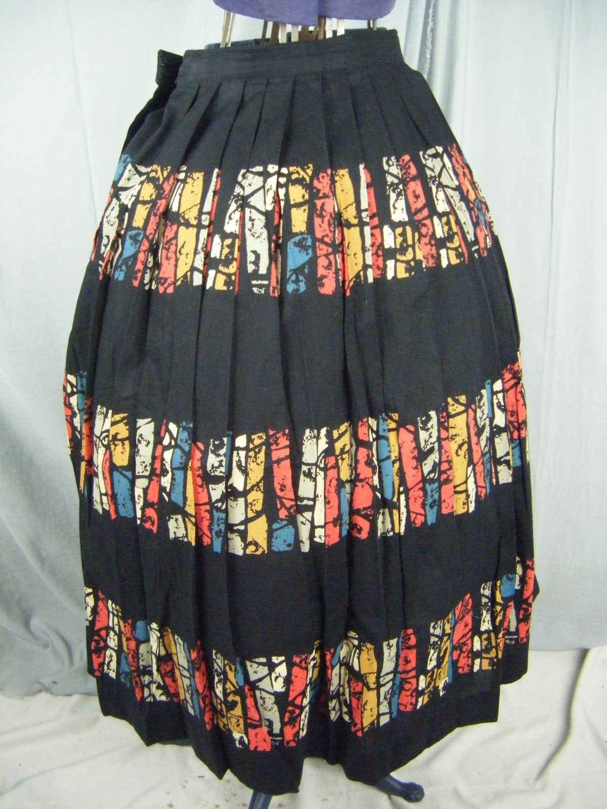 Vtg 50s Color Block Printed Black Pleated Half Circle Cotton Skirt-Waist 24″