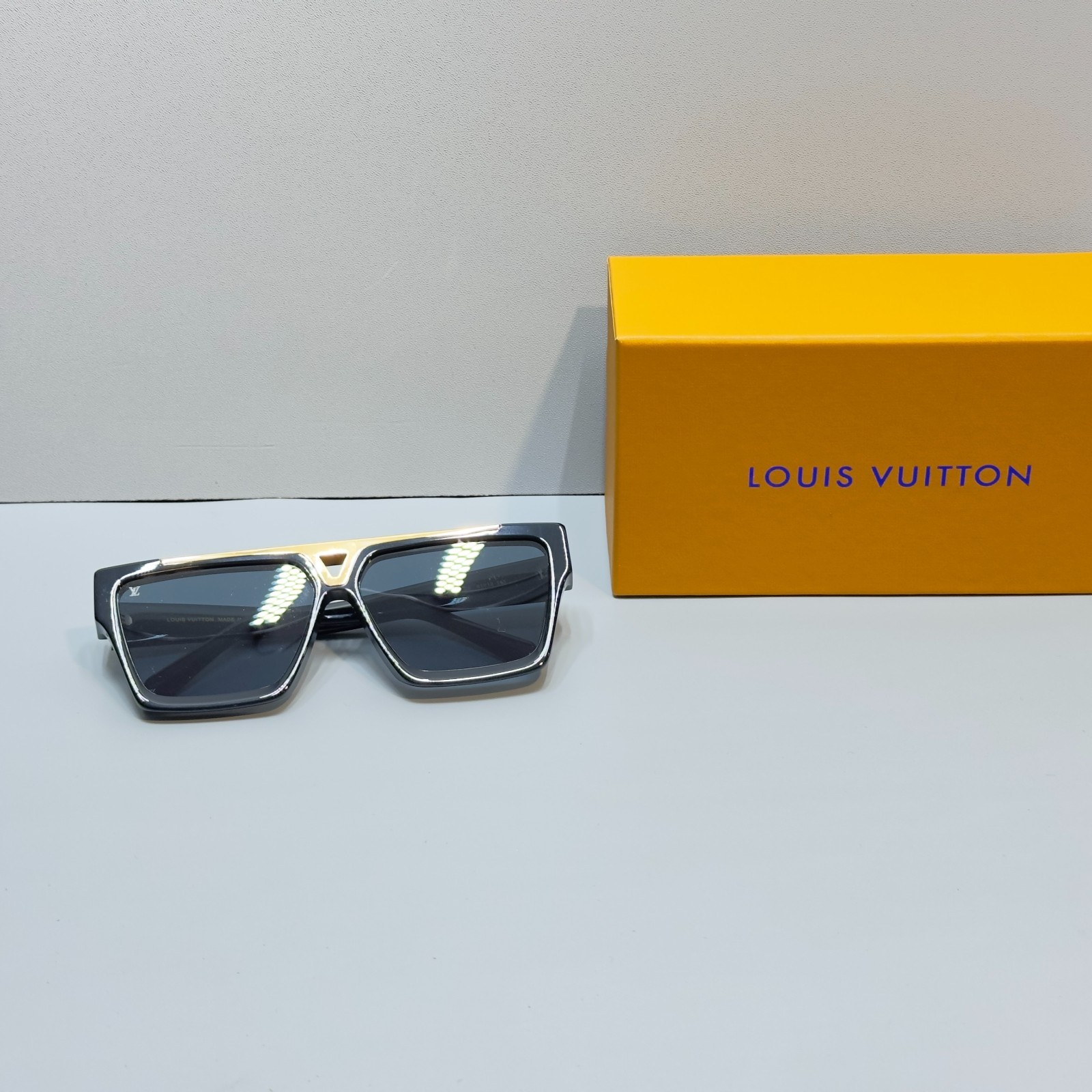 Louis Vuitton Z1502E Sunglasses Black Frame Gray Lens Gold Detail New Box