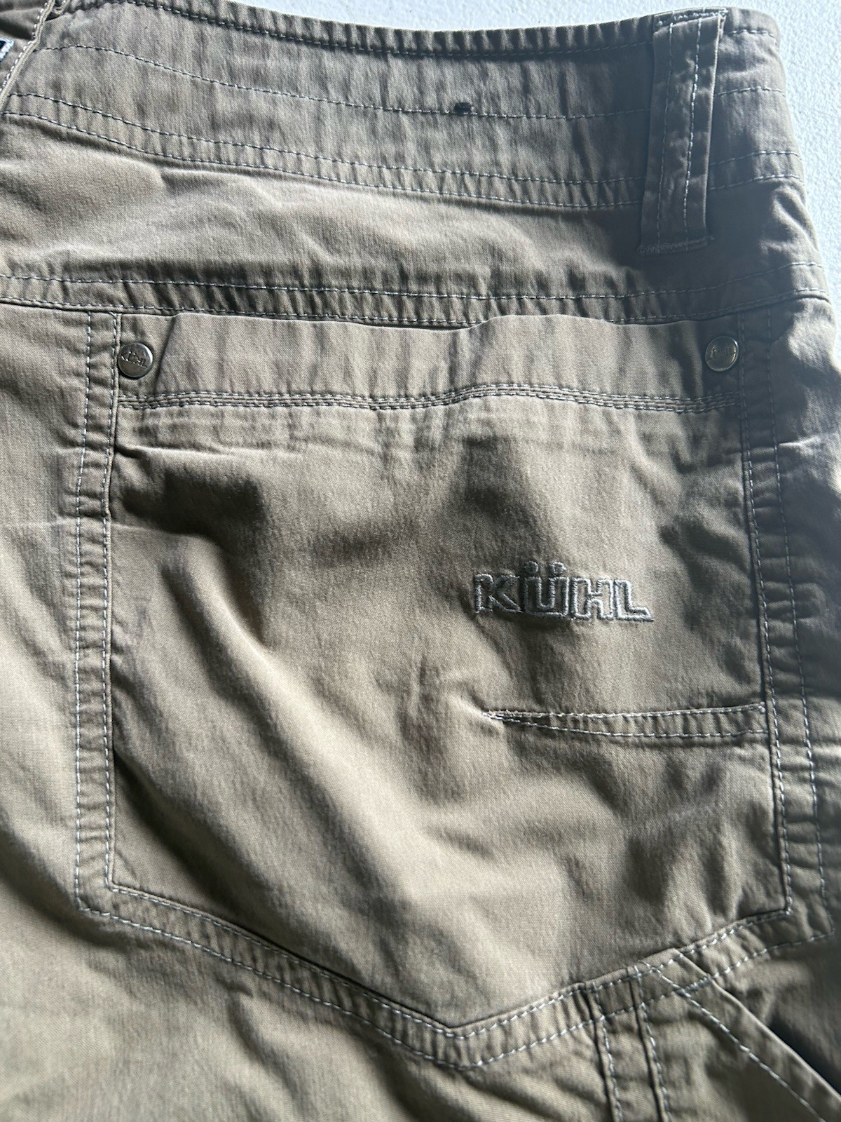 KÜHL Men’s Beige Cotton Nylon Canvas Cargo Shorts Flat Front Zip Pockets Logo