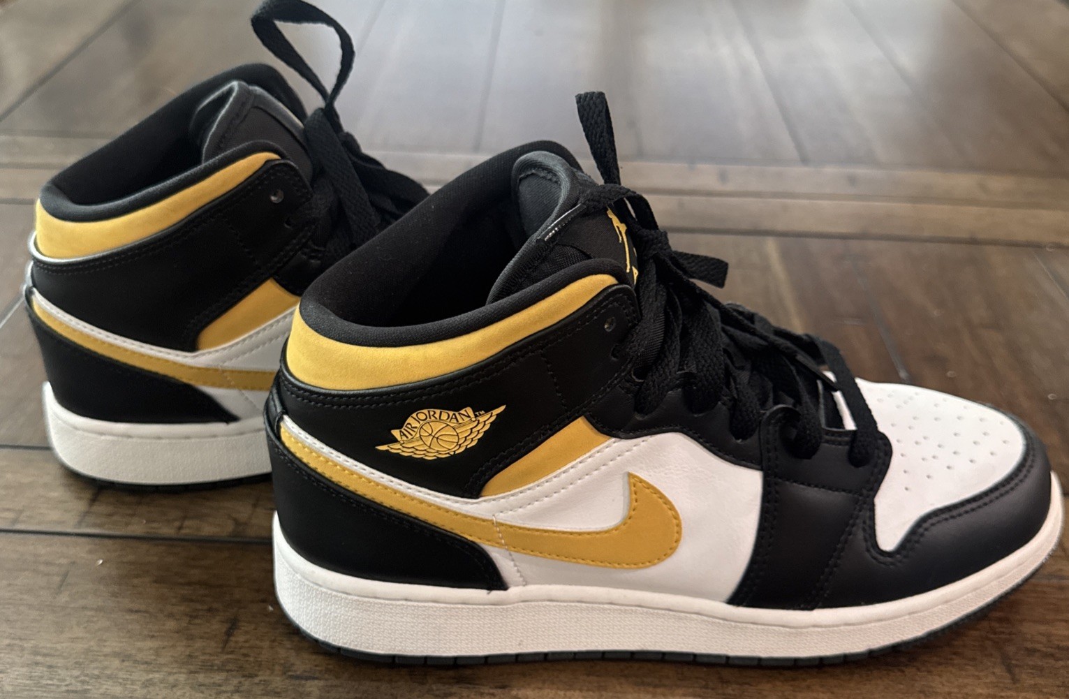 Nike Air Jordan 1 Mid (GS) White/Pollen-Black 554725-177 Size 6.5Y (Women’s 8)