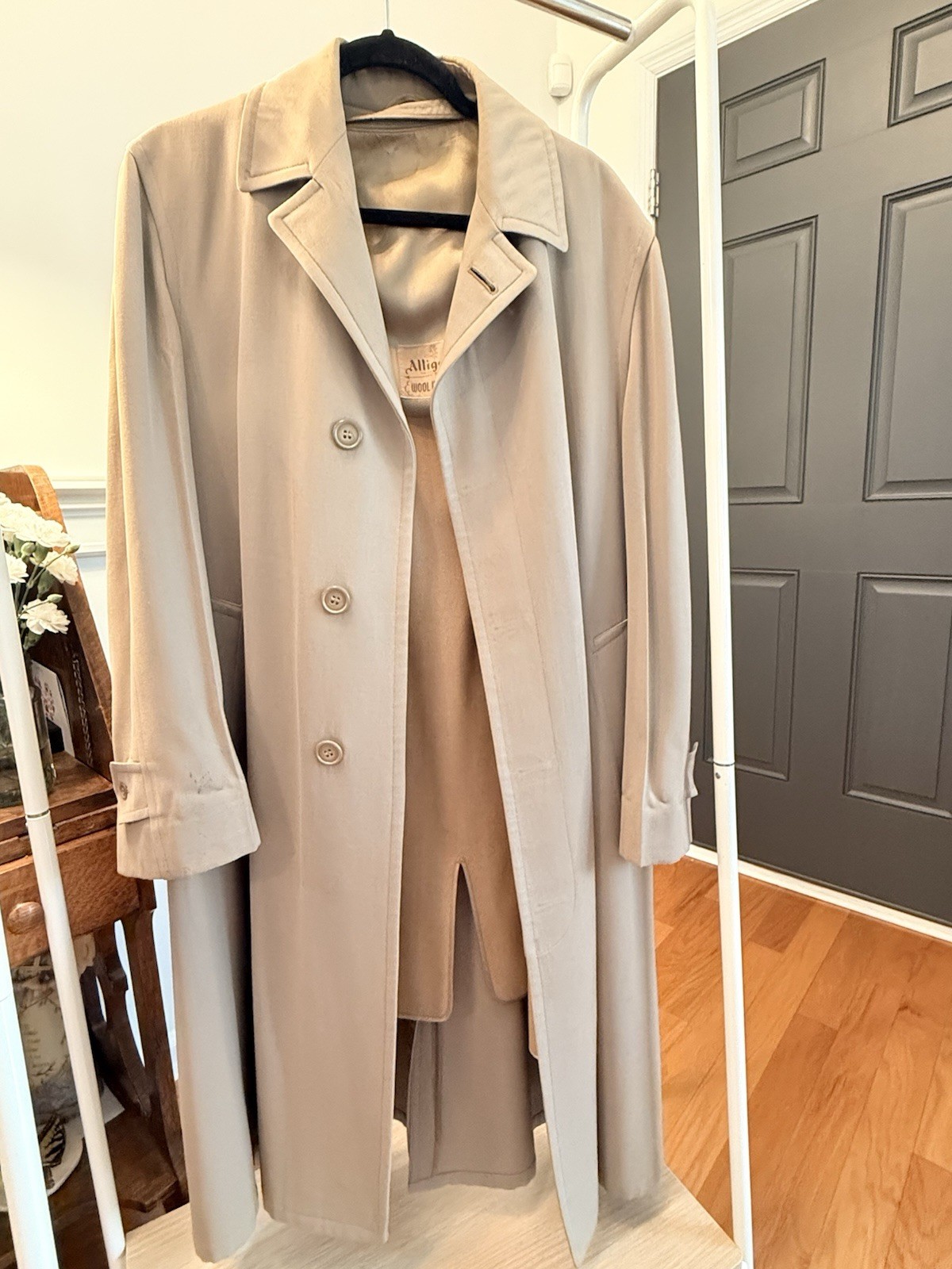 Alligator Men’s Beige Long Overcoat Button Strap Zip Pockets Size 38 Vintage