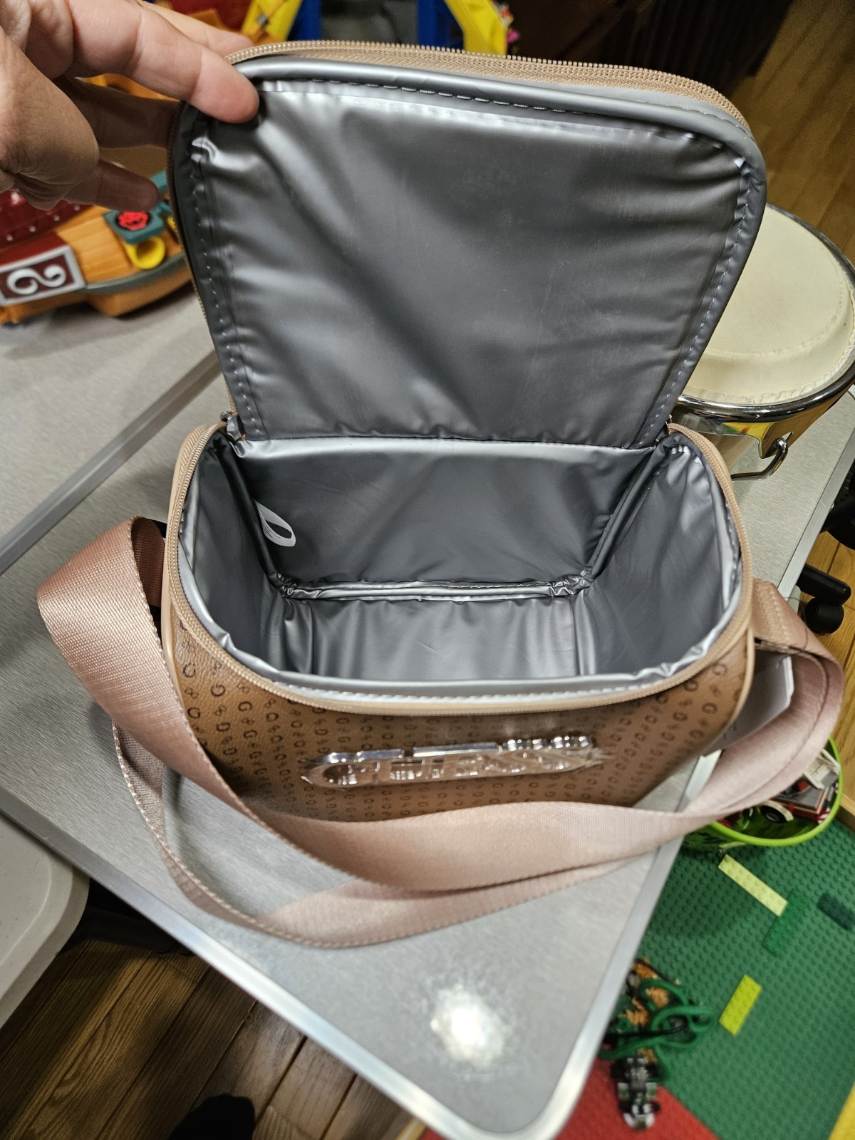 GUESS NEW Lux Lunch Box Insulated Burnaby Travel COCOA Mo.RCK9834069