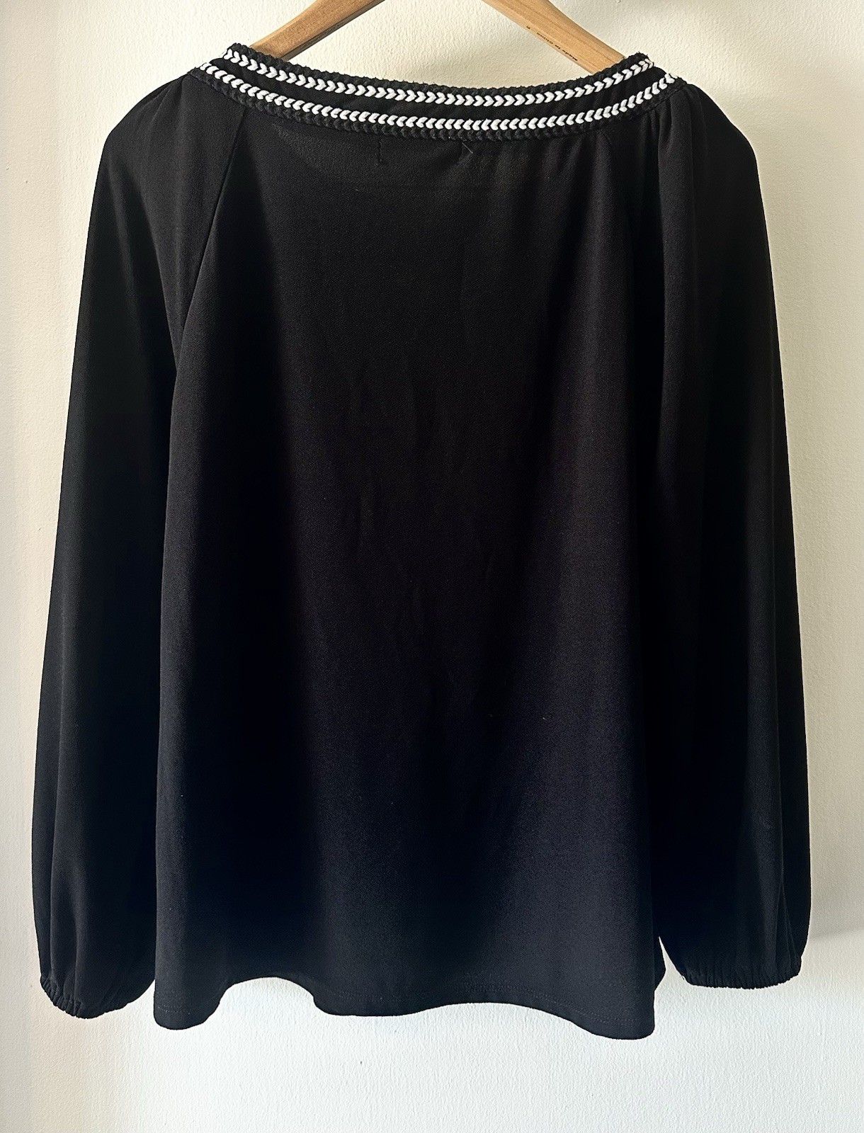89th & Madison Black White Embroidered Neck Top Blouse Women’s Medium