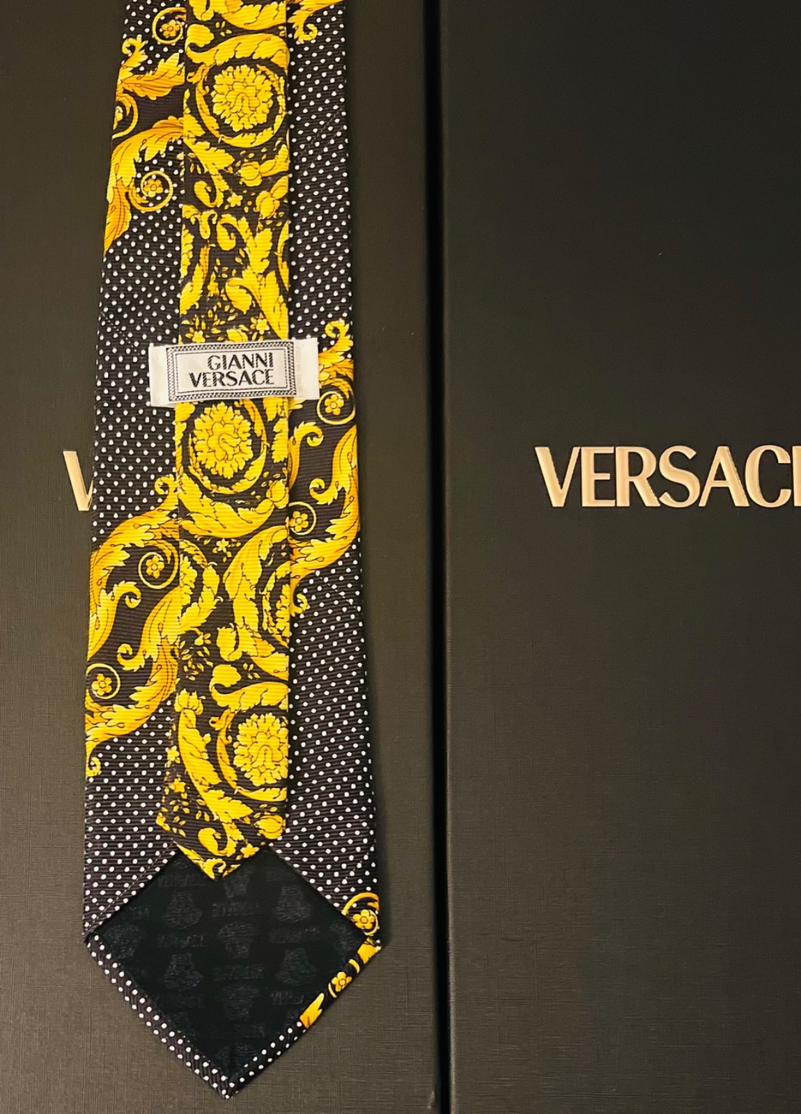 Classic Gianni Versace Silk Tie!! Can’t go wrong with that classic Barroco print