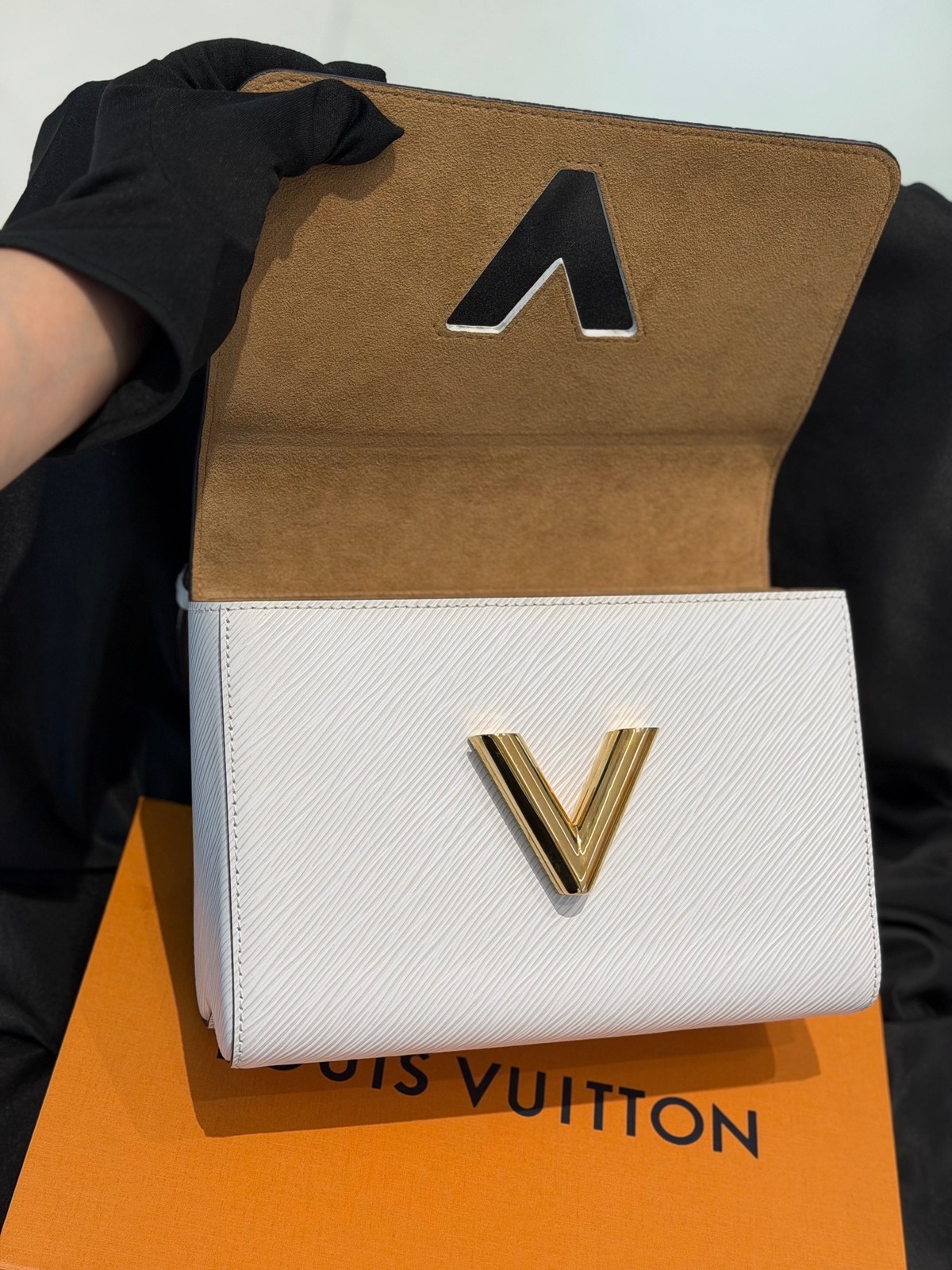 Louis Vuitton Pre-Owned Authentic Luxury Handbag White 23 bottom length