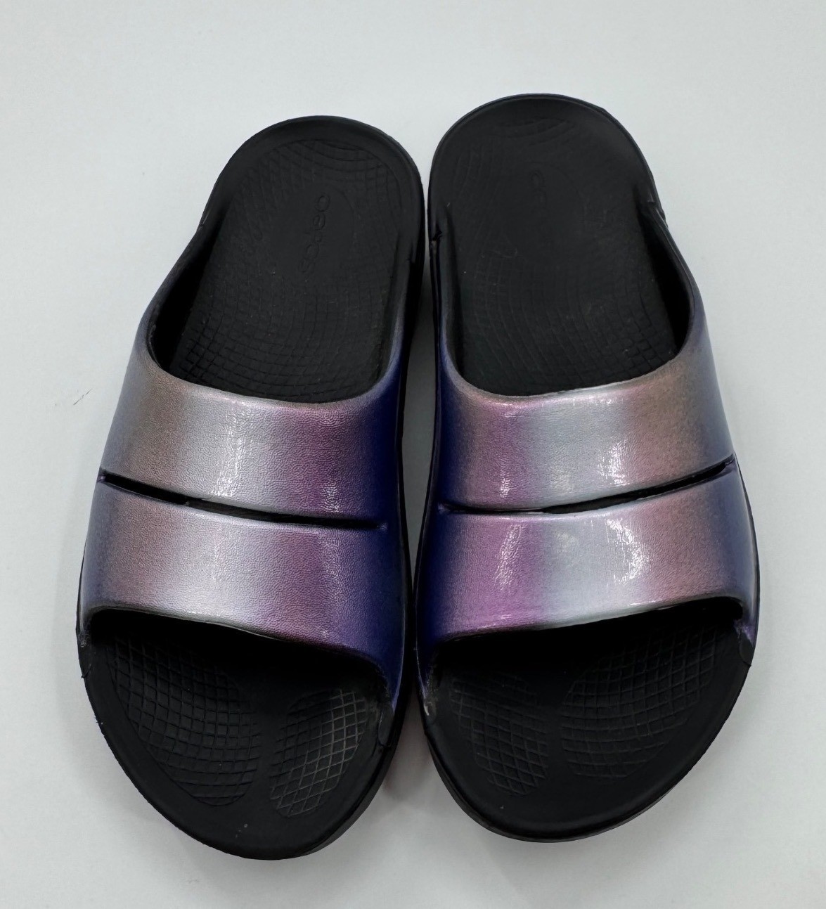 Oofos OOahh Luxe Iridescent Midnight Spectre Recovery Slides Size 9 EU 40