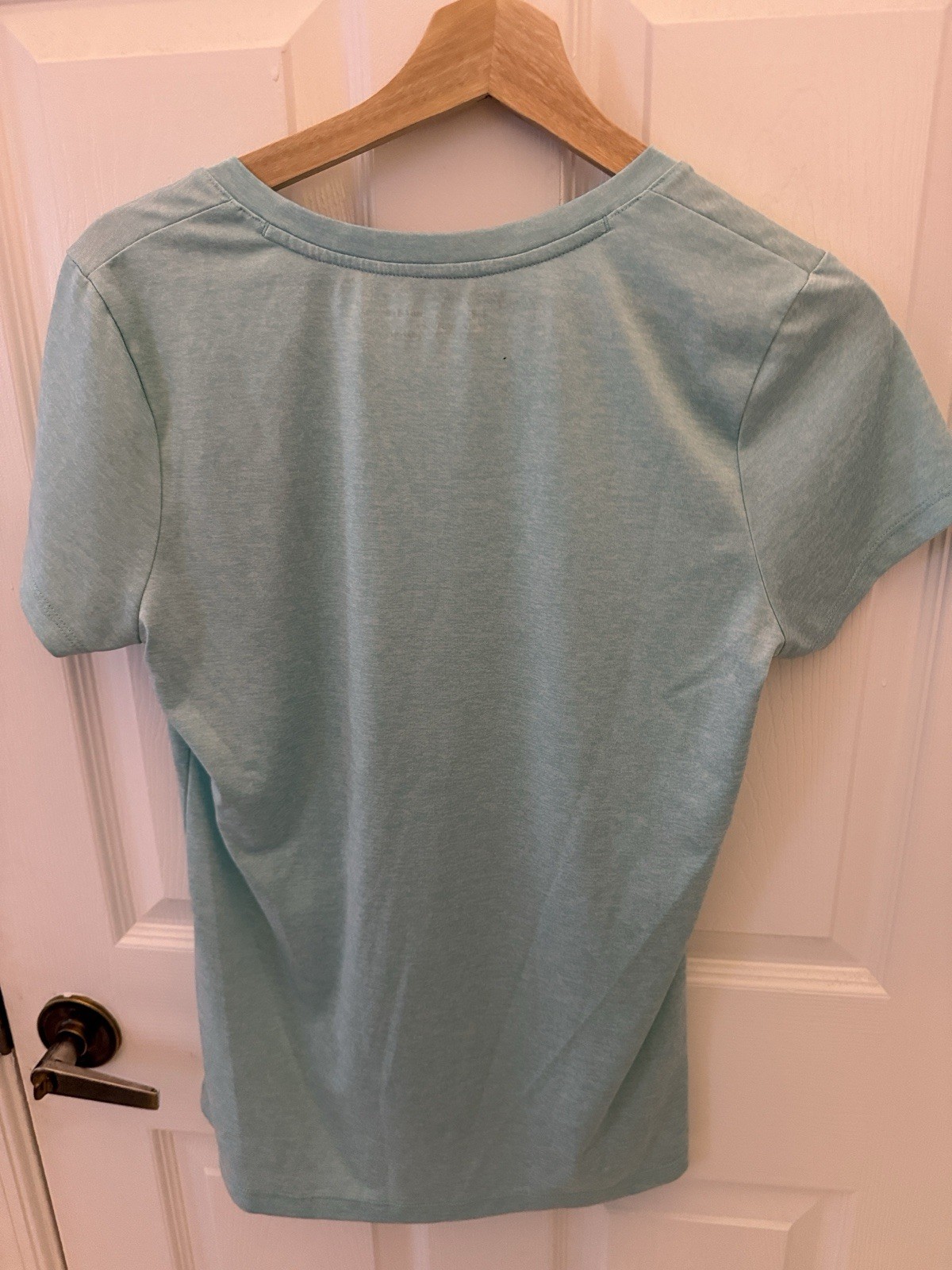 Under Armour HeatGear Women’s Green V-Neck Tee M Lightweight Polyester Logo