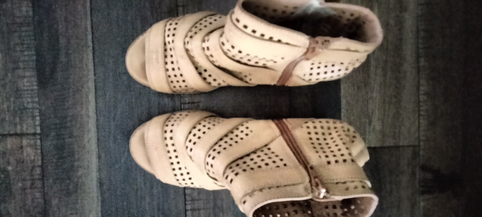 Ladies Size 6 Mountain Sole Shoes