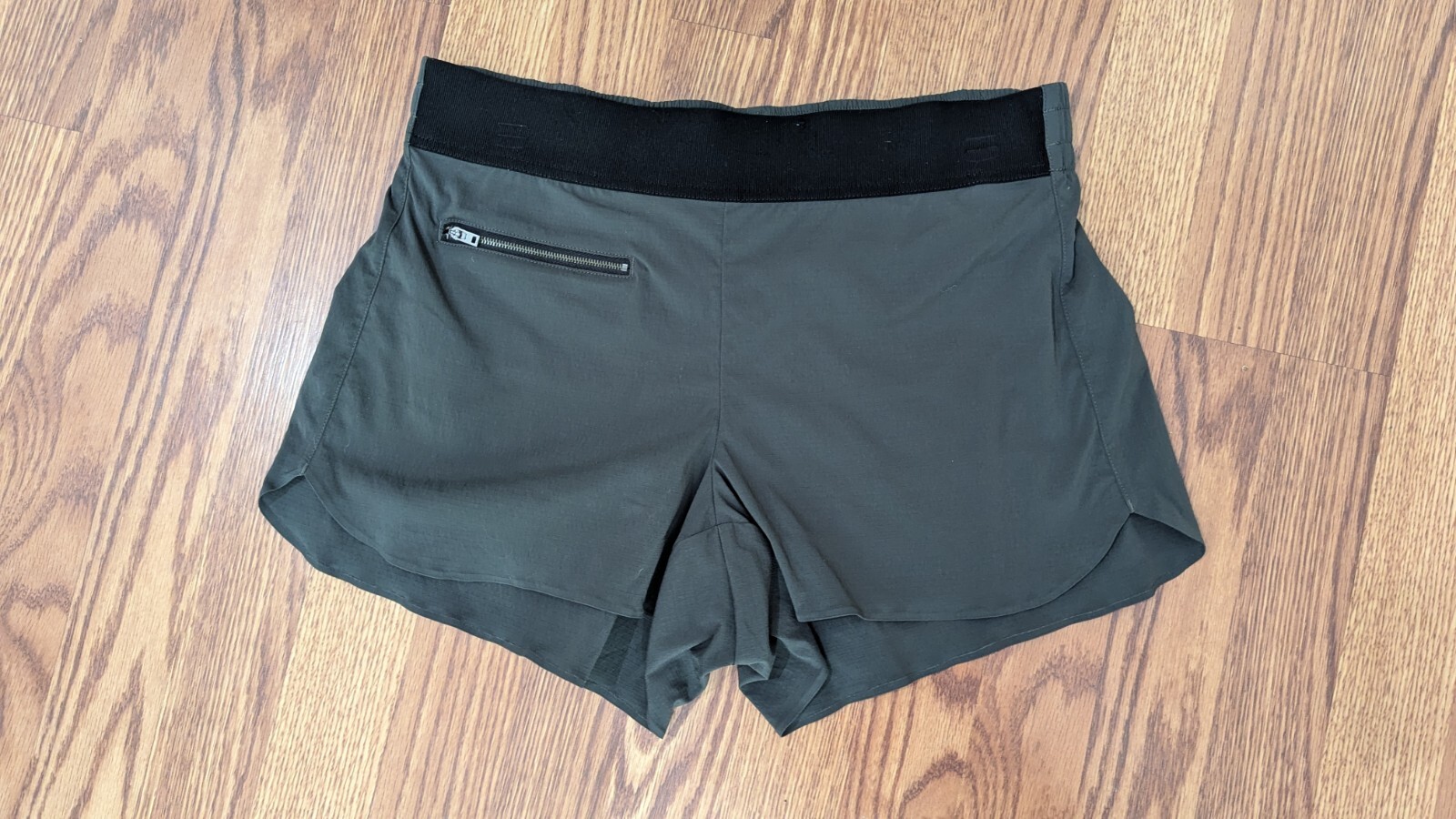 Athleta Stretch Waist Pull-on Nylon Span Shorts Gray Zip Pocket Sz 8 Perfect!