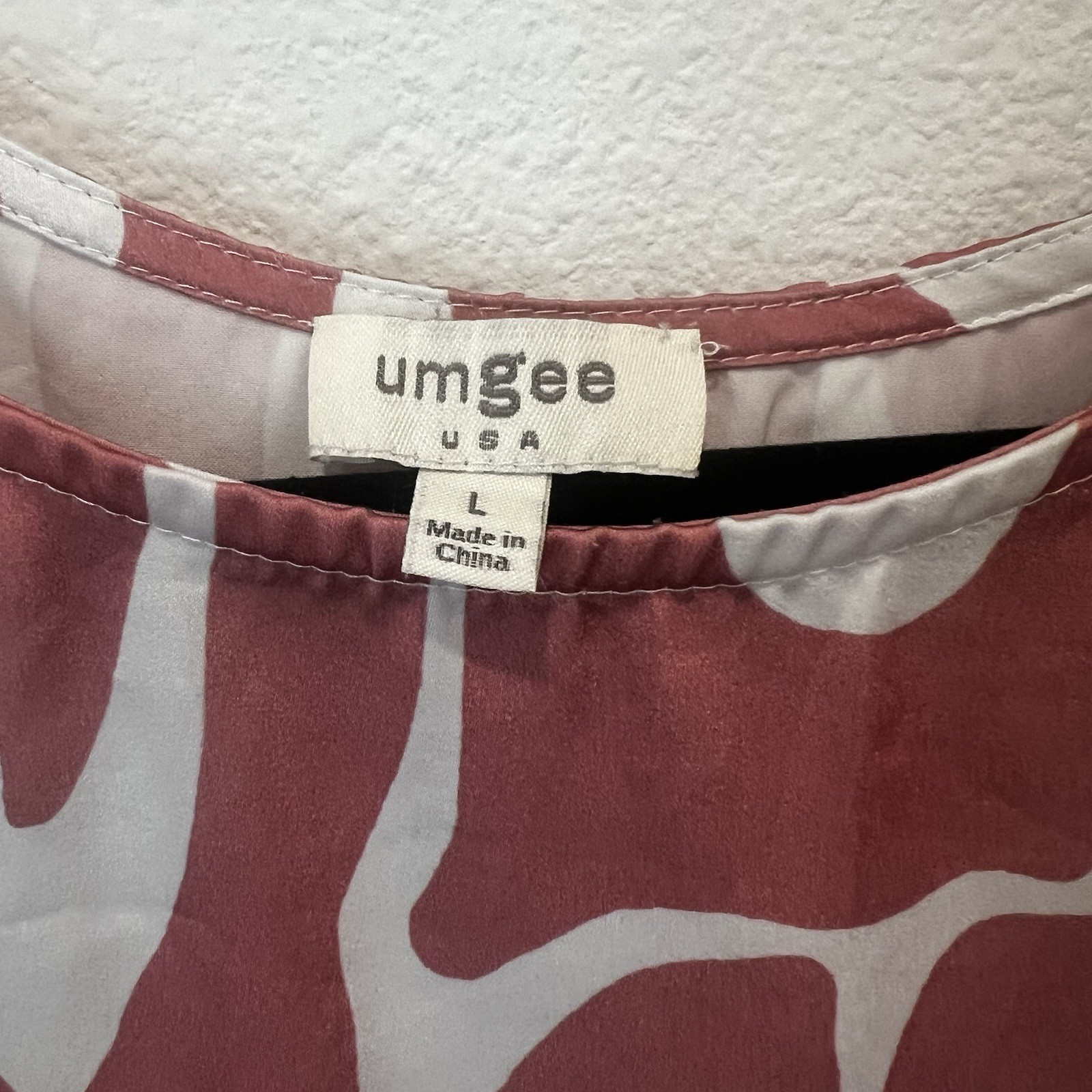 Umgee Abstract Print Two Tone Red Blouse Sz L Office School Art Gallery Academia