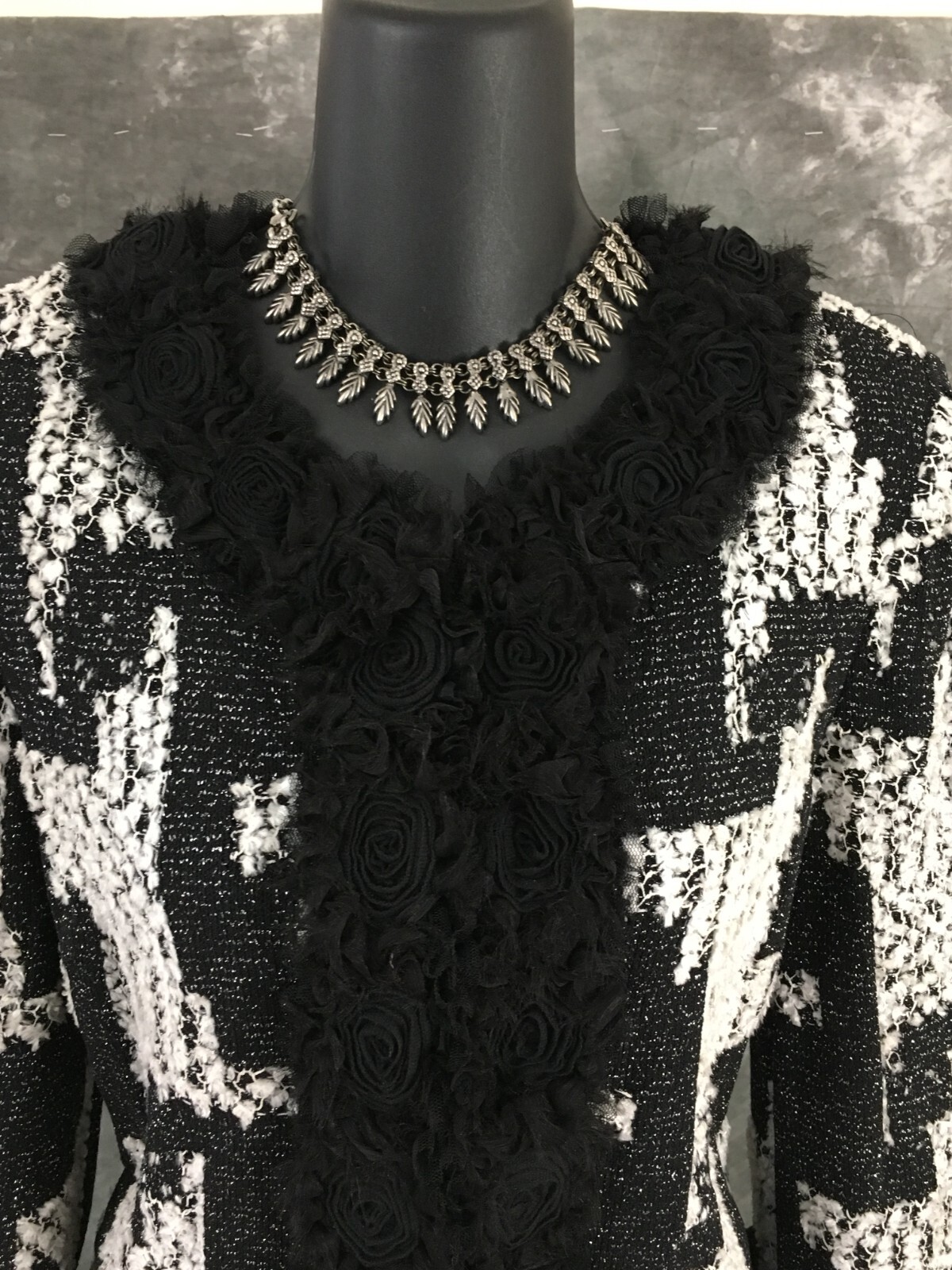 BEAUTIFUL St John couture knit black white jacket skirt suit size 6