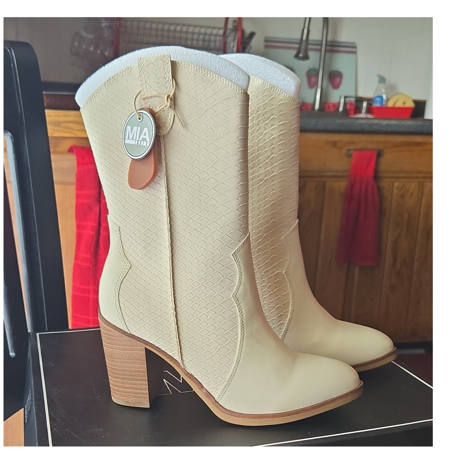 MIA 1976 Cindy Ivory Western Pull On Mid-Calf Boot Pointed Toe 6.5M MH1523BPY