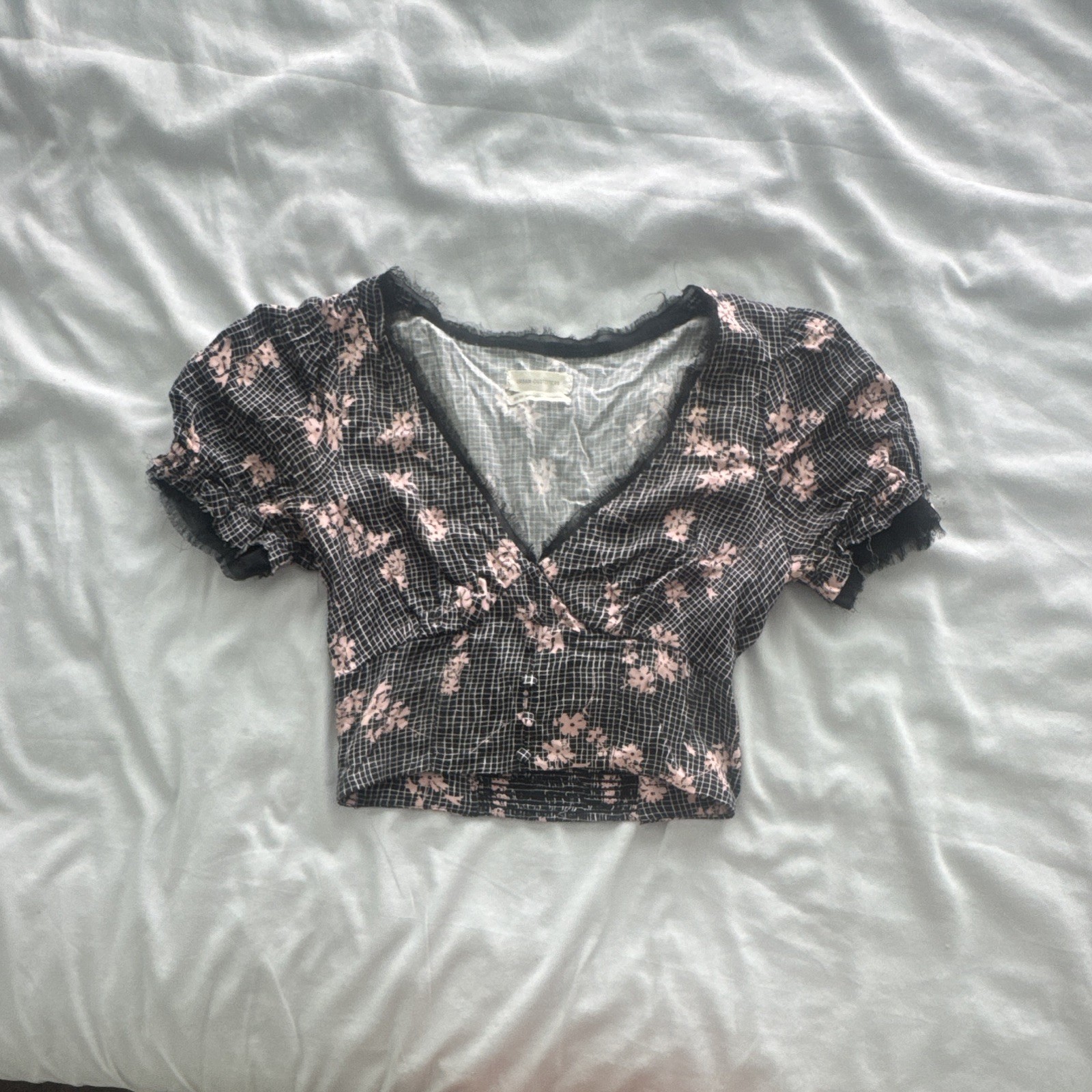 Urban Outfitters Womens XS Navy/Pink Floral Puff Short Sleeve V-Neck Cropped