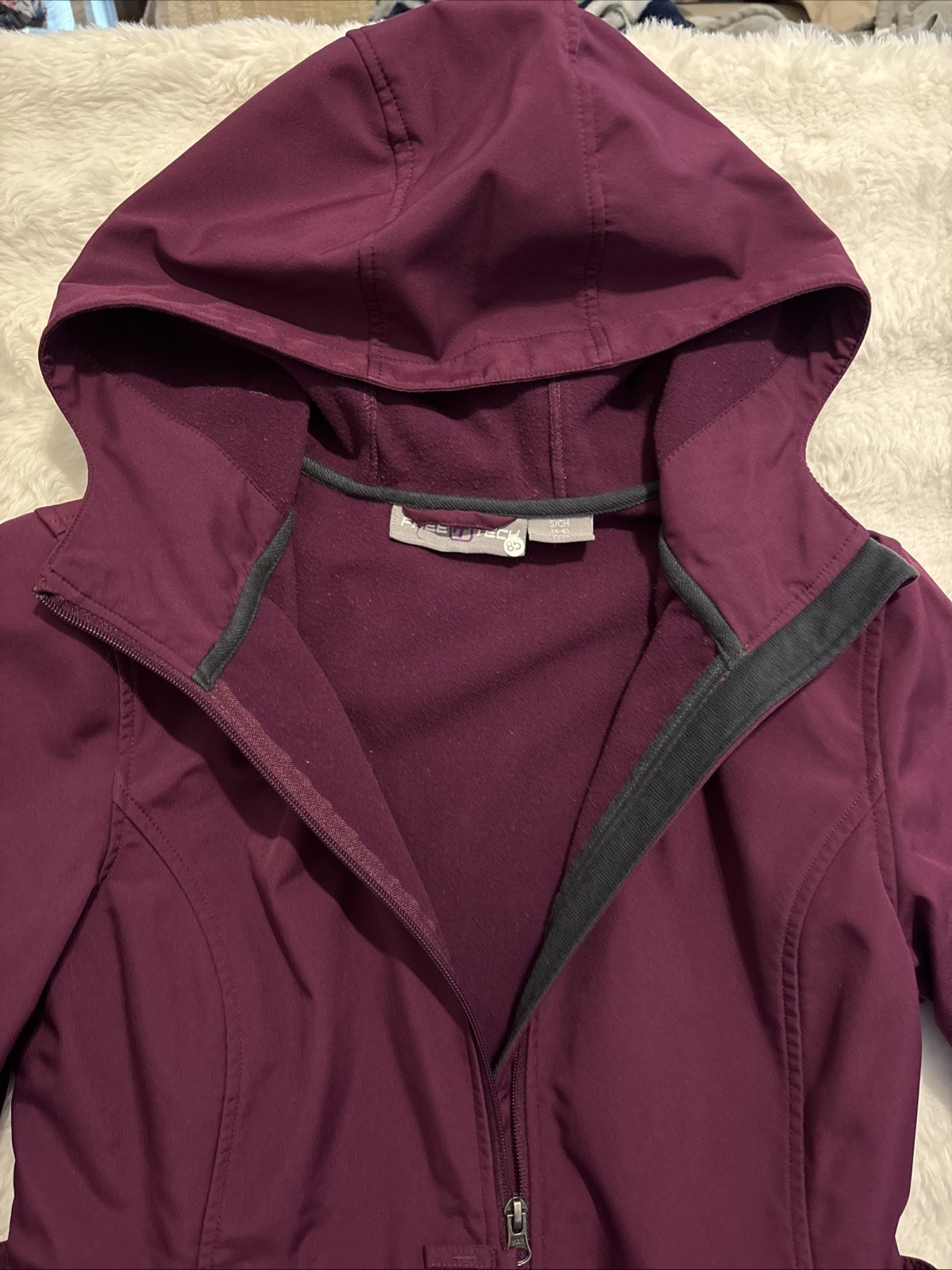 Women’s Size Small 4-6 Freetech Water Resistant Jacket – Item 2085