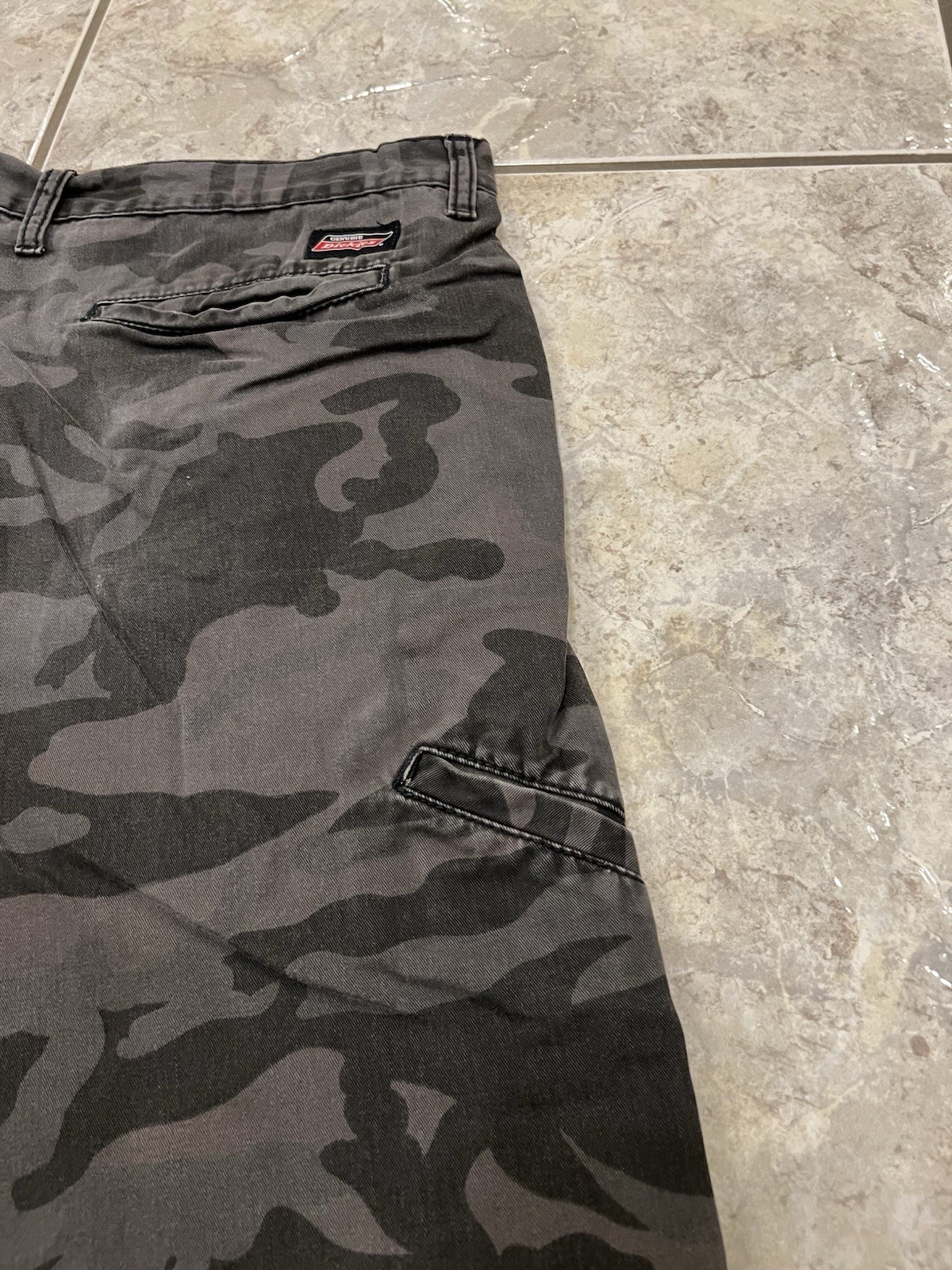 Wrangler Men’s 38 Gray Black Camo Shorts Casual Workwear Tech Cell Pocket