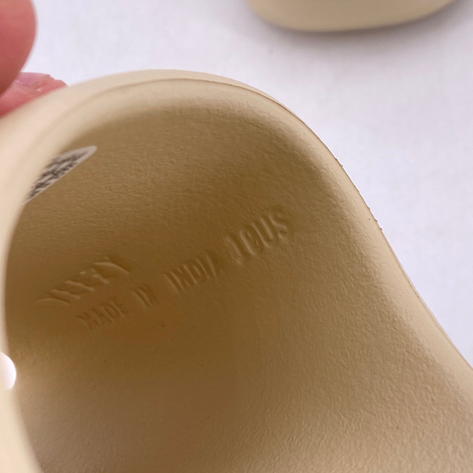 Yeezy Slide “BONE” 2022 – Size 10 – fz5897 (15166-11)
