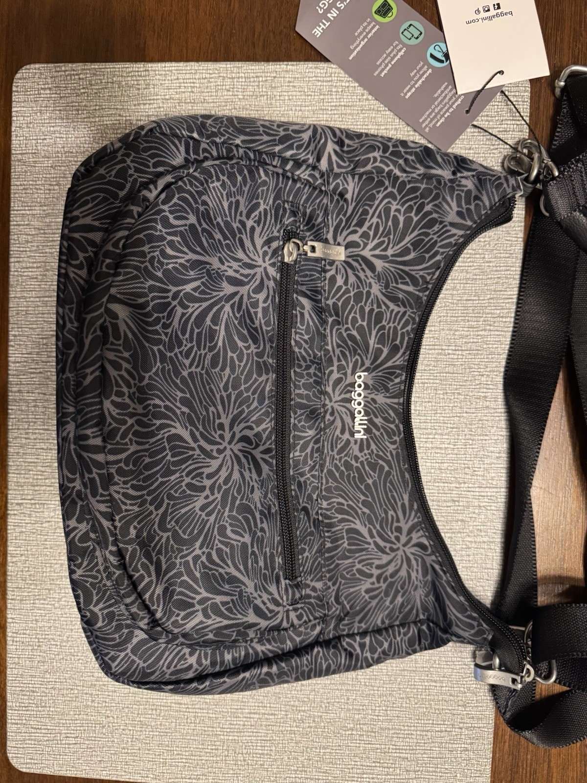 NWT Baggallini Modern pocket half moon crossbody in Midnight Blossom