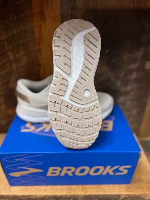 NIB Brooks 120414-135 Ariel GTS 24 Women’s Coconut Motion Control Shoe
