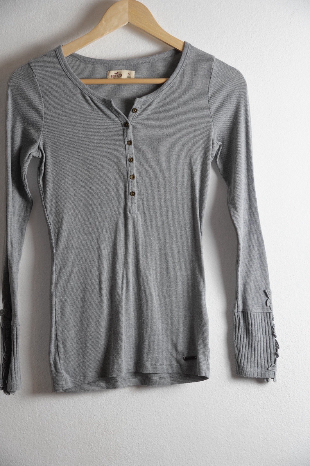 Hollister Gray Ribbed Henley Top Lace Cuff Long Sleeve Women’s Small