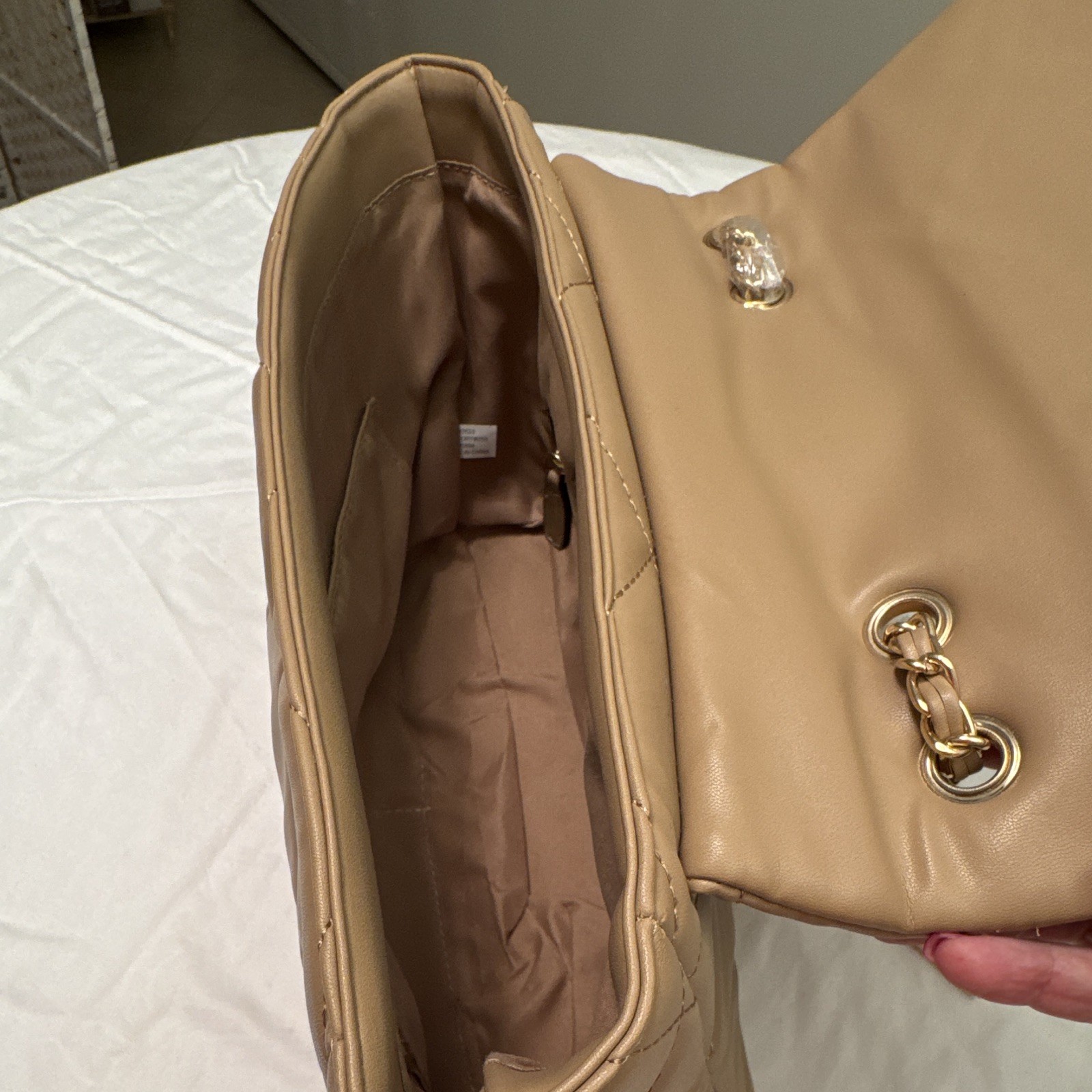 Ellen Tracy Beige Quilted Shoulder Bag Magnetic Closure Lined Pockets Gold
