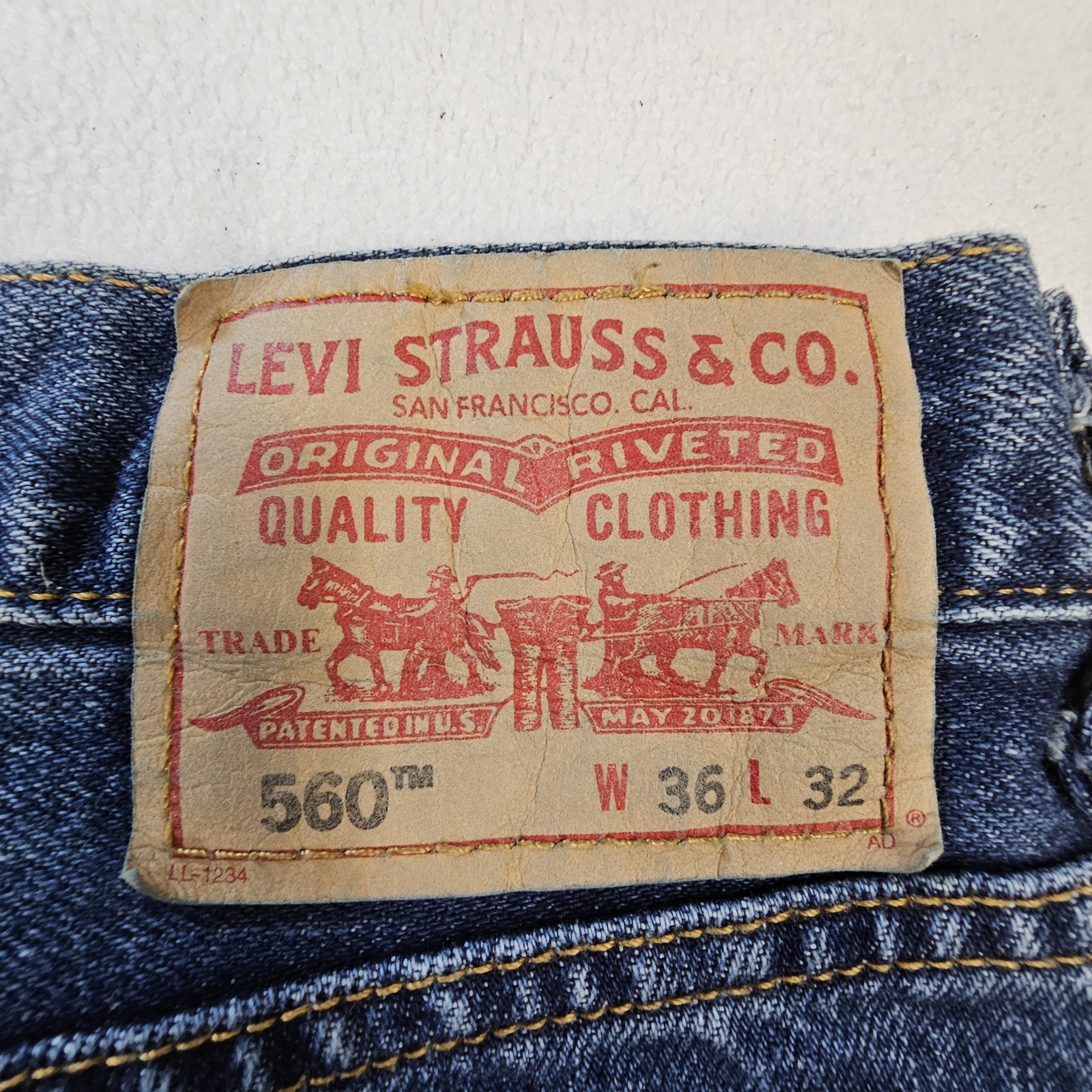 Vintage Levi’s 560 Jeans Mens 36×33 Comfort Fit Loose Tapered Dark Stonewash Y2K