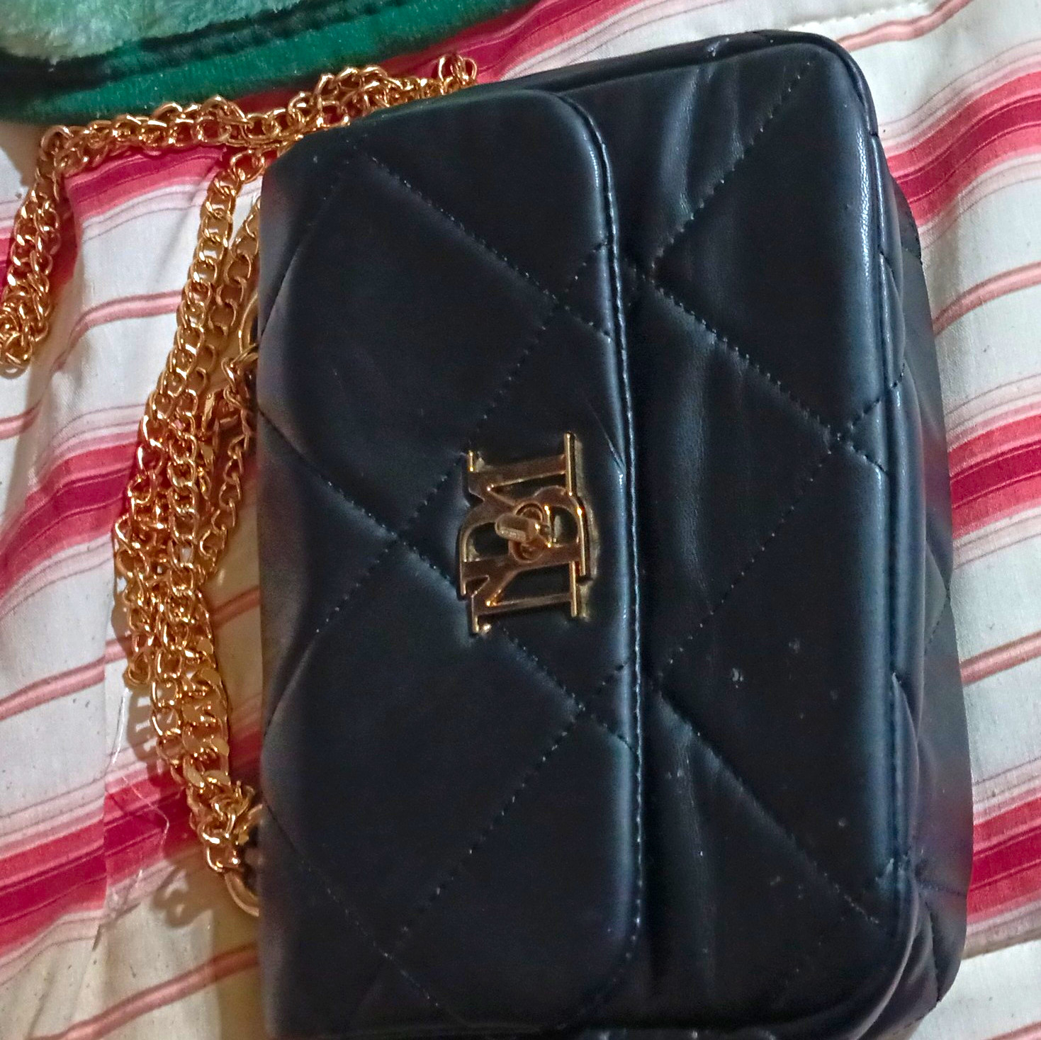 Women’s Black Quilted Crossbody Bag Gold Chain Strap Logo Clasp Magnetic