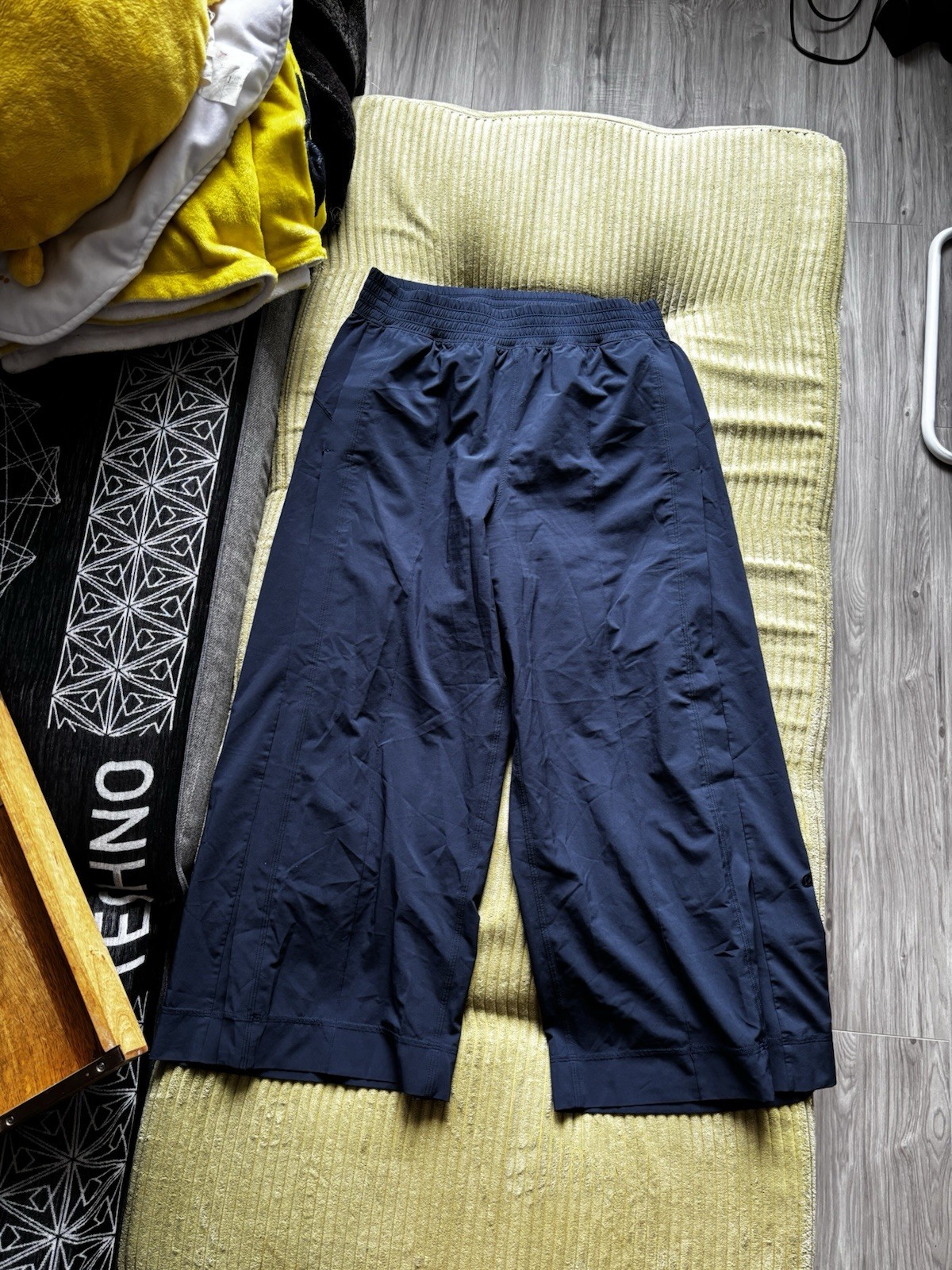 Lululemon wanderer culotte in True Navy, sz 8 GUC