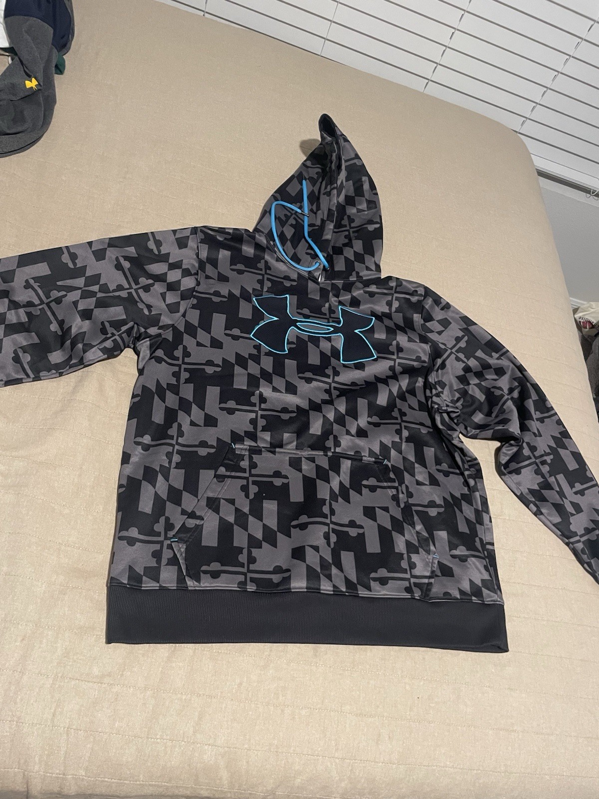 Men’s Large Under Armour Hoodie Black/Gray/Light Blue