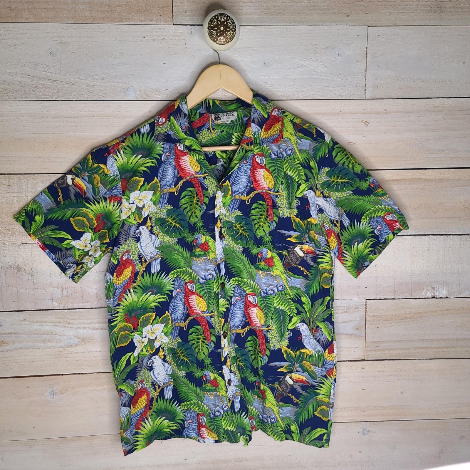Cabana Core Vintage Parrot Domination Men’s Medium Hawaiian Shirt Aloha Republic