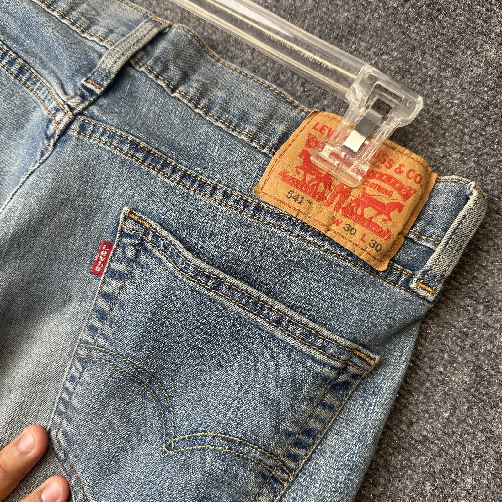 Levi’s 541 Jeans Mens 30×30 Blue Light Wash Athletic Taper Fit Denim Stretch