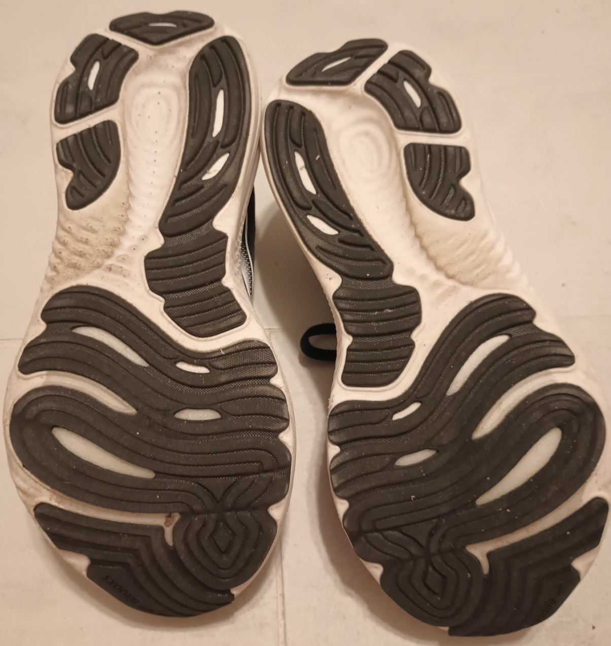 Size 8 – Brooks Glycerin GTS 22 Black Grey White Women’s Gently Used