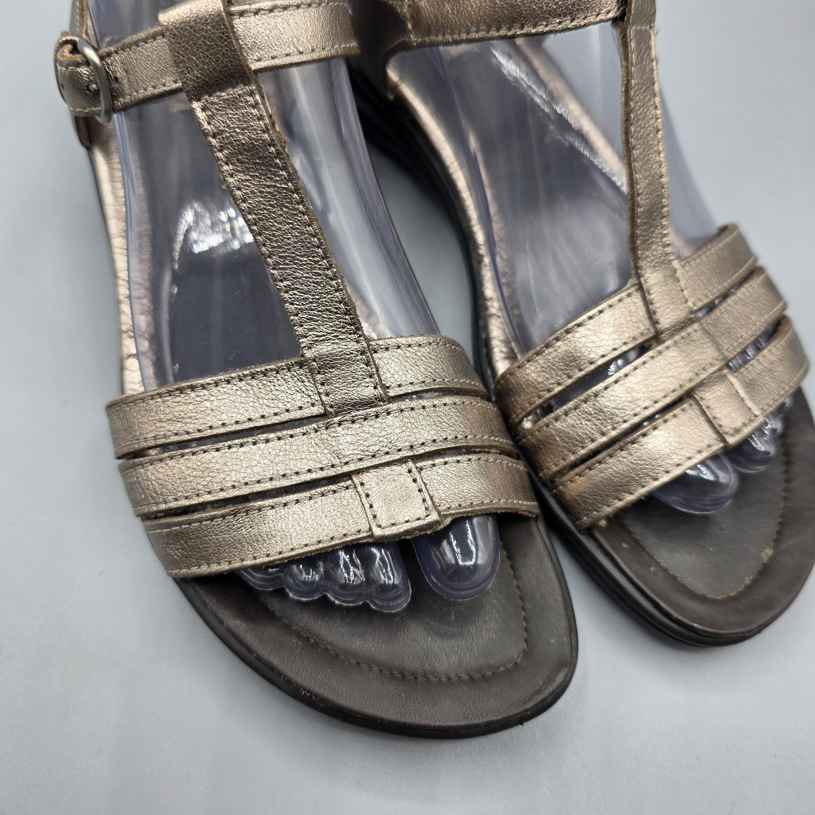 Ecco Flash Sandals Womens 40 Gold Leather T-Strap Comfort Wedge Metallic Buckle
