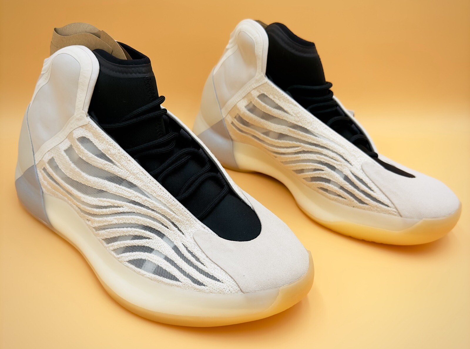 [HQ2085] adidas Yeezy Quantum Cream Size 13.5 (Yzy Qntm)
