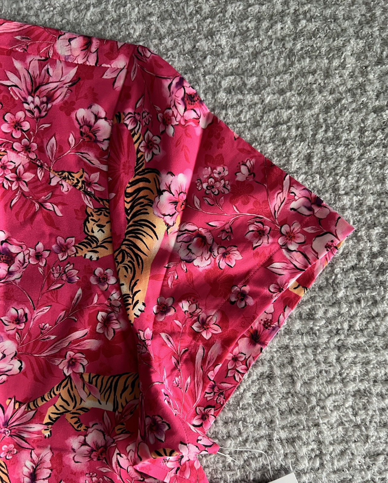 Koi Betsey Johnson Scrub Top Women’s XL Pink Tiger Babe Floral Nursing Medical