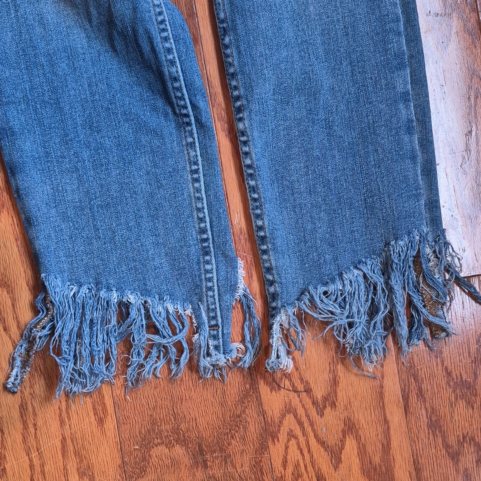 We The Free Women’s Straight Jeans Blue Denim, Distressed Fringe Hem size 29