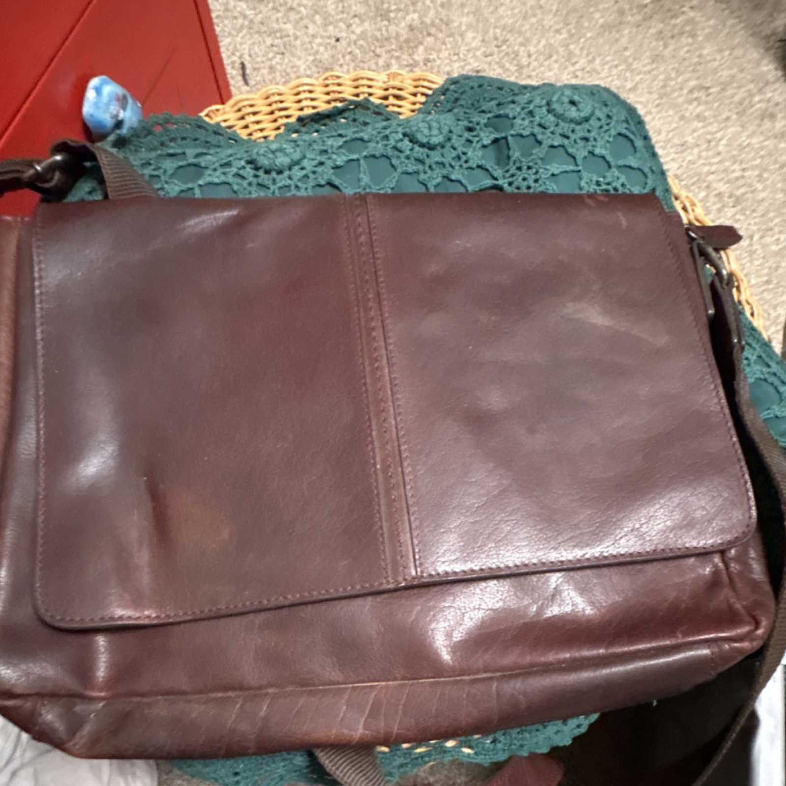 Brown Messenger Bag Magnetic Zip Closure Inner Pockets Shoulder Strap Men