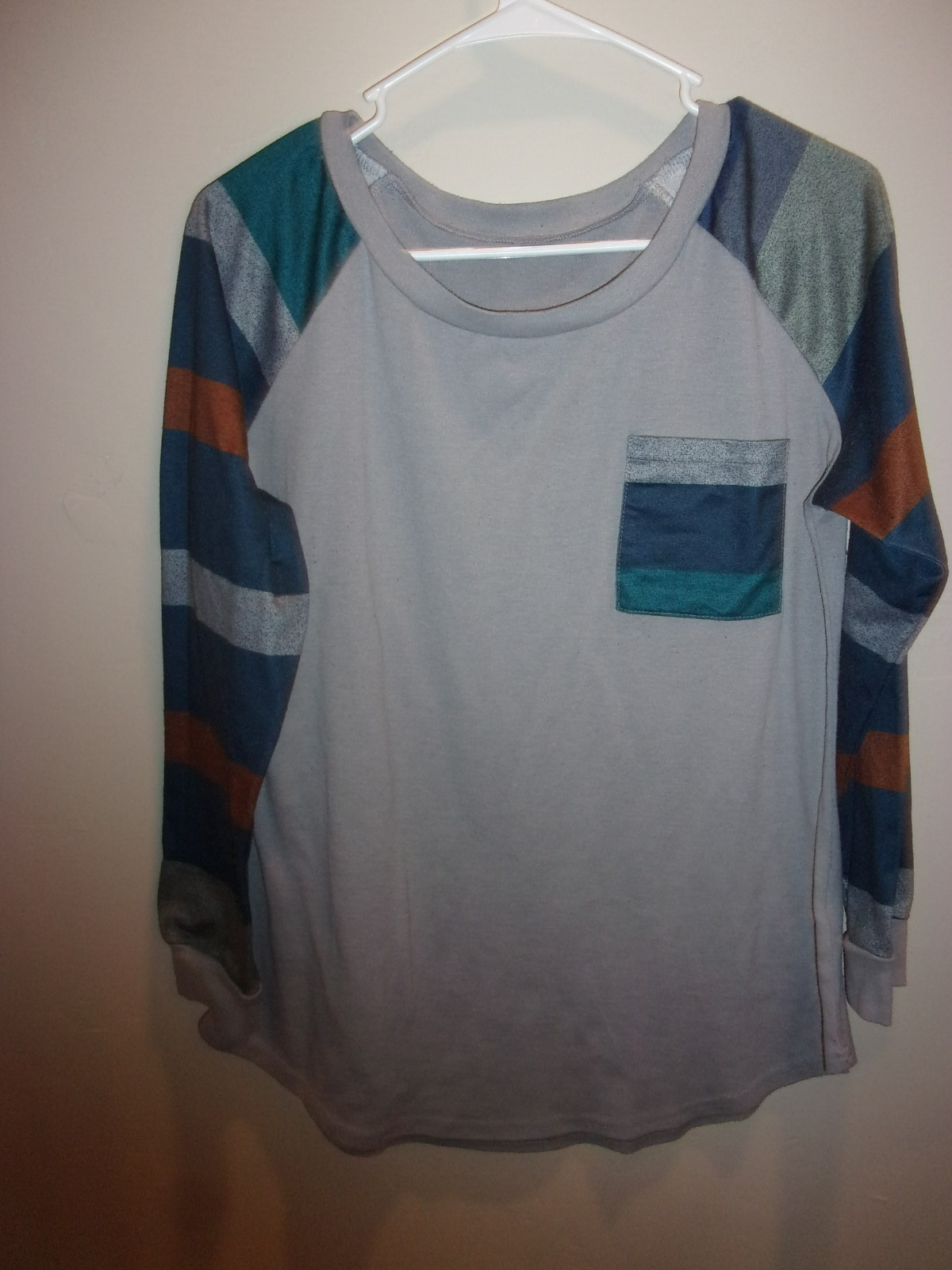 Women’s Size M Gray Long Sleeve T-shirt Top W/Striped Sleeves