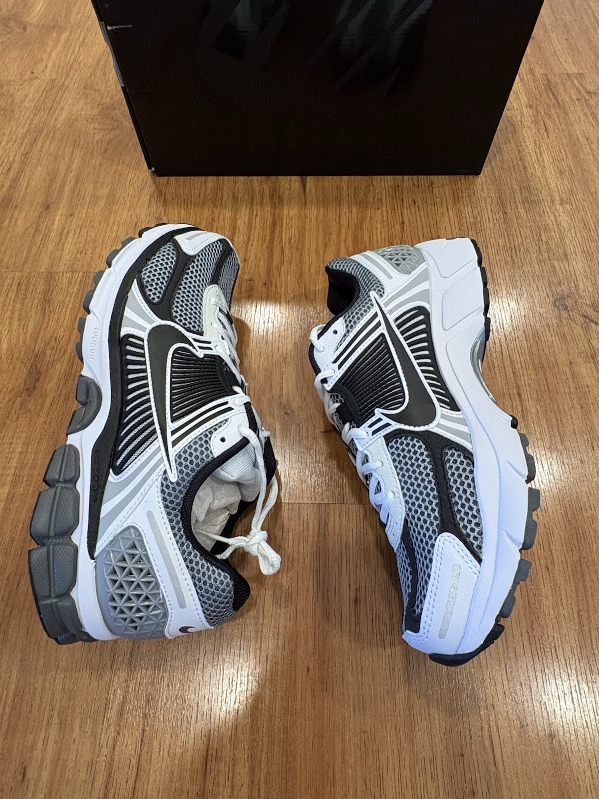 Nike Zoom Vomero 5 SE SP Men’s Size 11 Dark Grey/Black-White-Sail CI1694-001