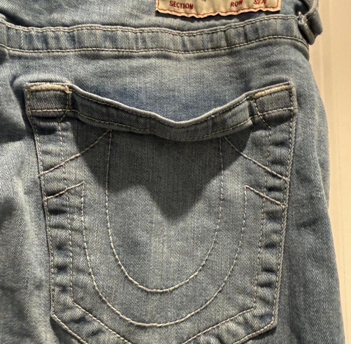 True Religion Men’s Relaxed Slim Straight Light Wash Faded Denim Jeans 32