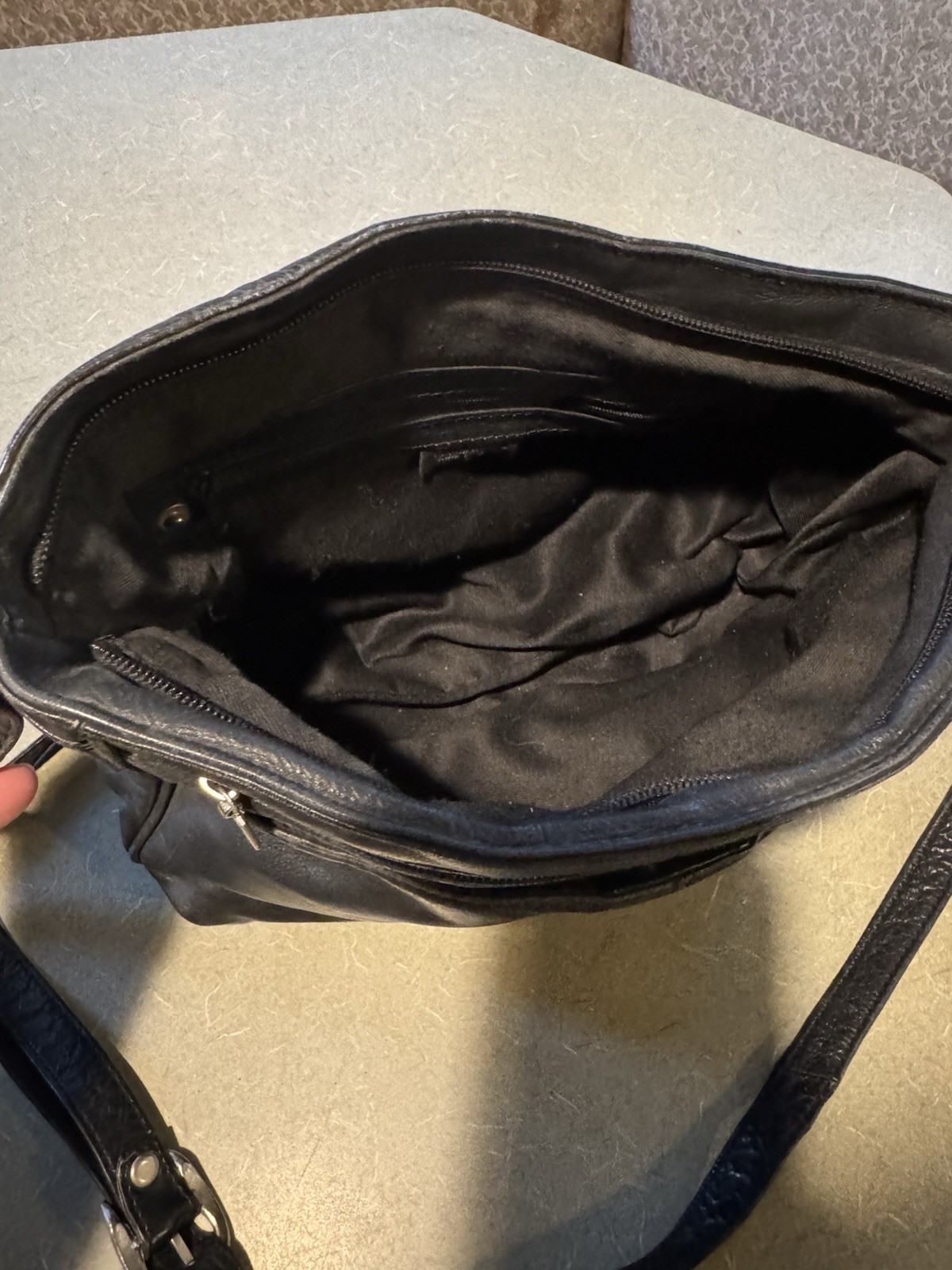 Wilsons Black Leather Shoulder Bag Buckle Accent Zipper Outer Pockets Classic