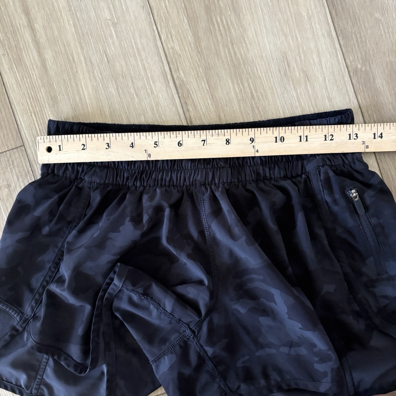 Lululemon Tracker Shorts V 4” Heather Lux Camo Black Low Rise Size 8 (W7AT8S)