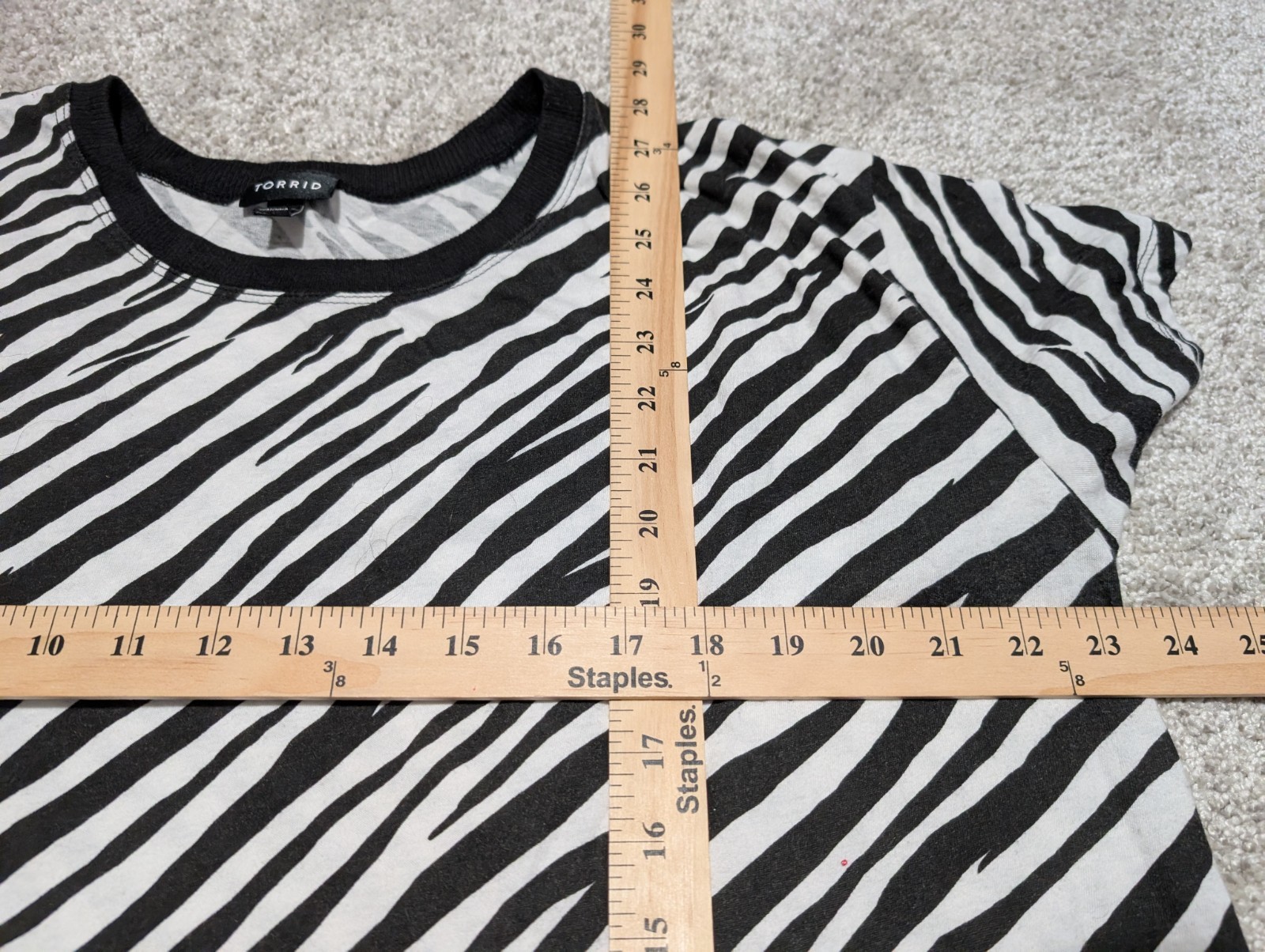 Torrid Womens Zebra Boyfriend Tee T Shirt Size 2 Plus Short Sleeve Crewneck Top
