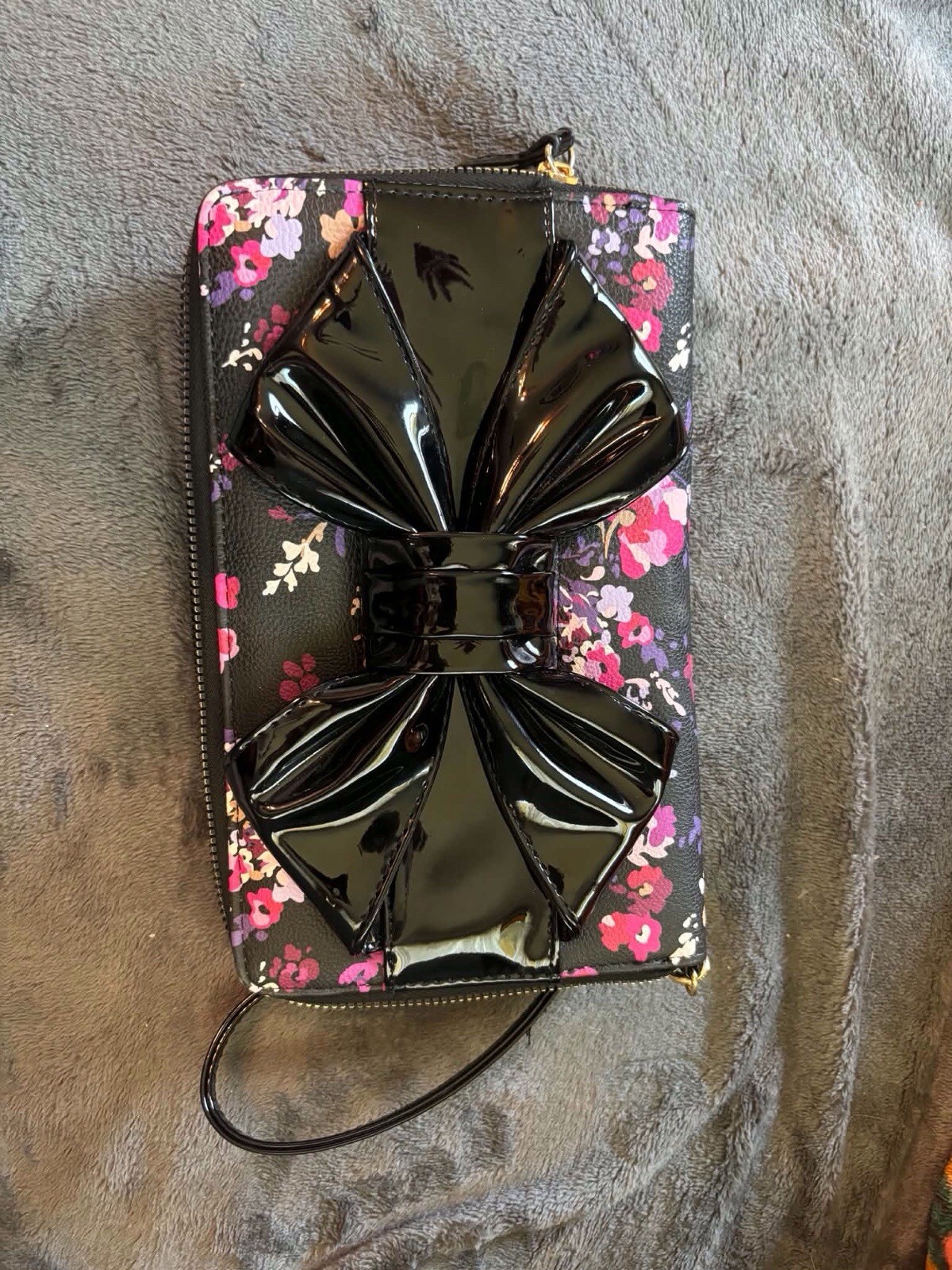 Betsey Johnson Floral Zip Wallet Wristlet Black Patent Bow Pink Purple Flowers
