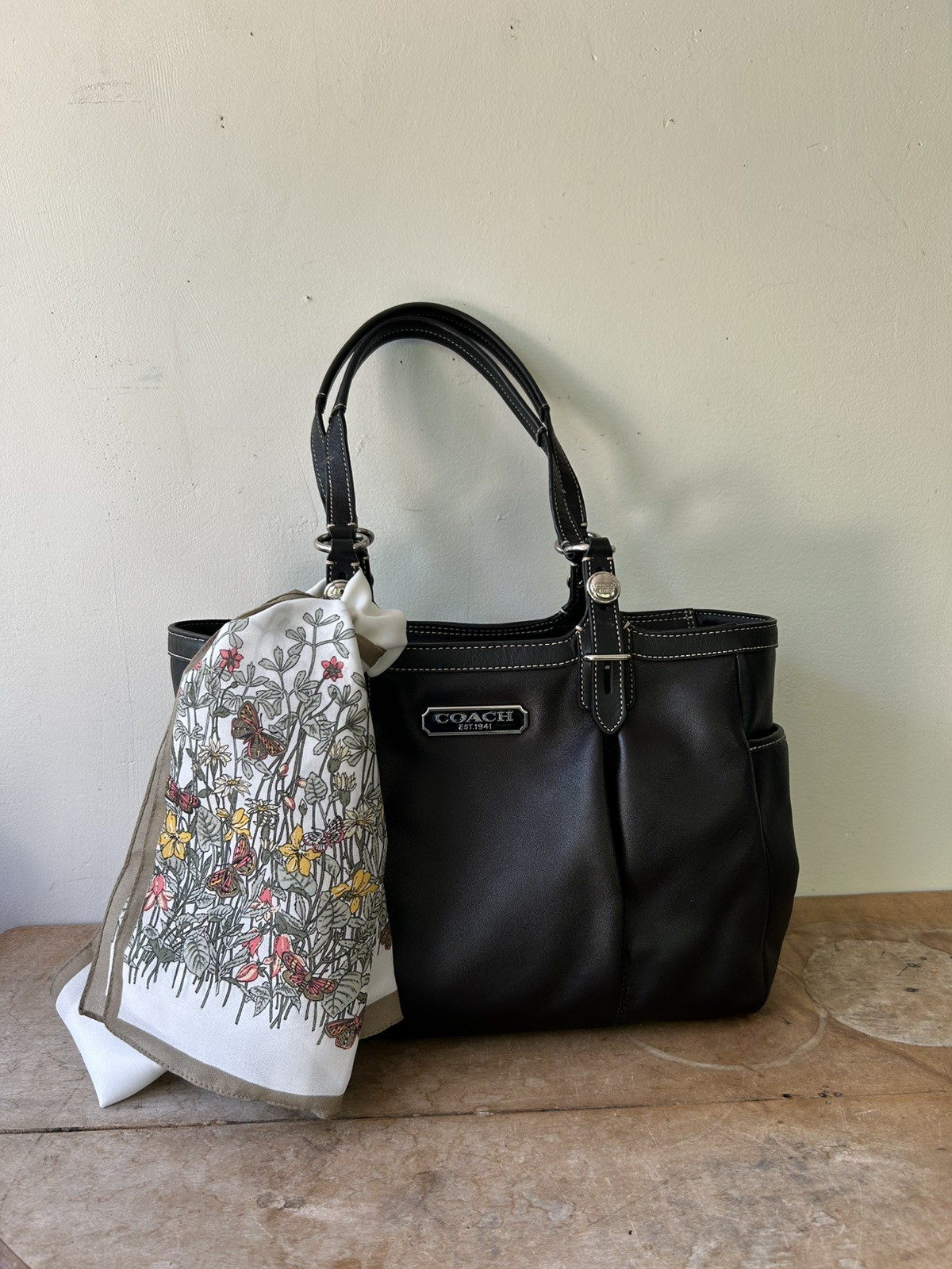 Coach gallery East west Black s atchel Bag Zip Closure. Coach F15147 *Read‼️