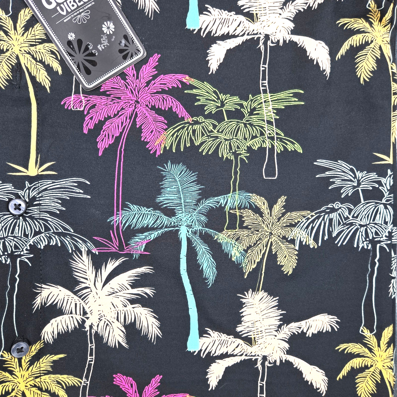 Good Vibes Mens Size Medium Poly/Spandex Blend Short Sleeve Hawaiian Button Up