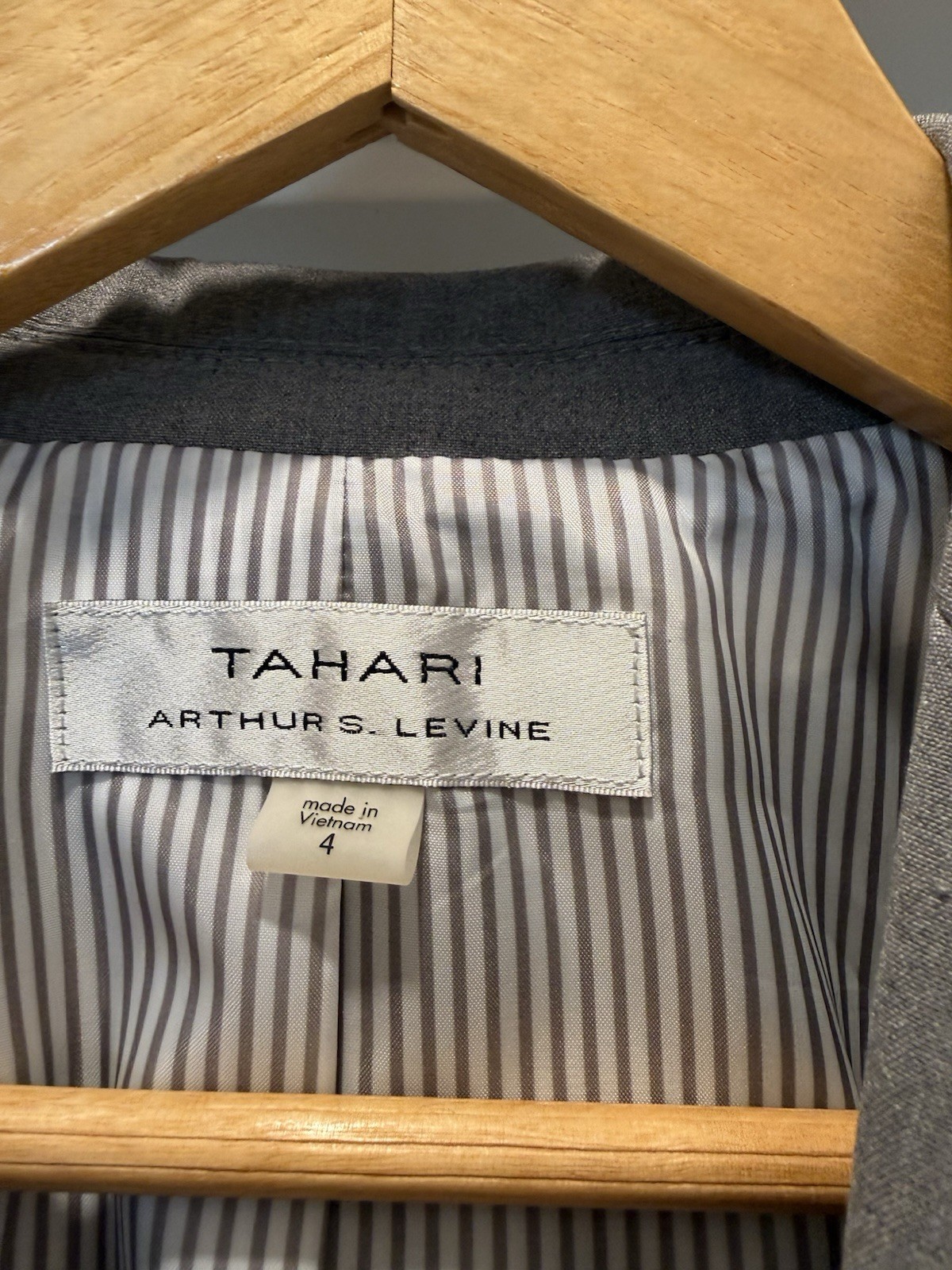 Tahari Arthur S. Levine Women’s Gray Striped Lined Blazer Jacket Size 4 Button