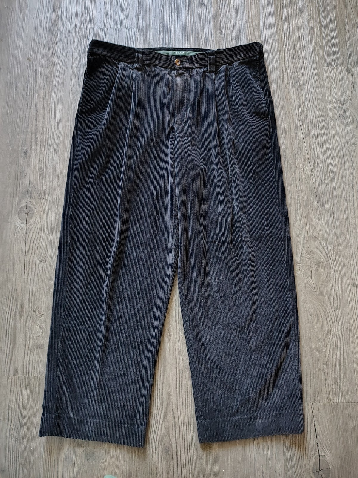 L.L. Bean Men’s Comfort Stretch Waist Black Corduroy Pleated Pants Size 36×28