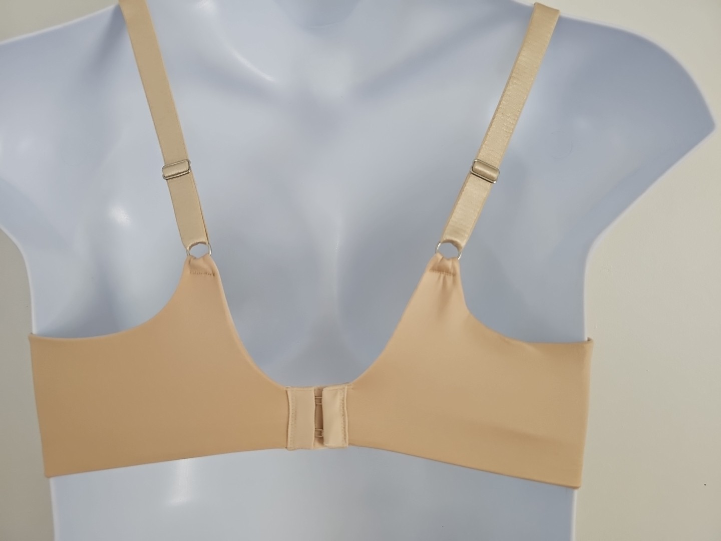 Lilyette Back Smoothing T-shirt Bra Ivory size 38C Underwire Adjust. Staps Lined