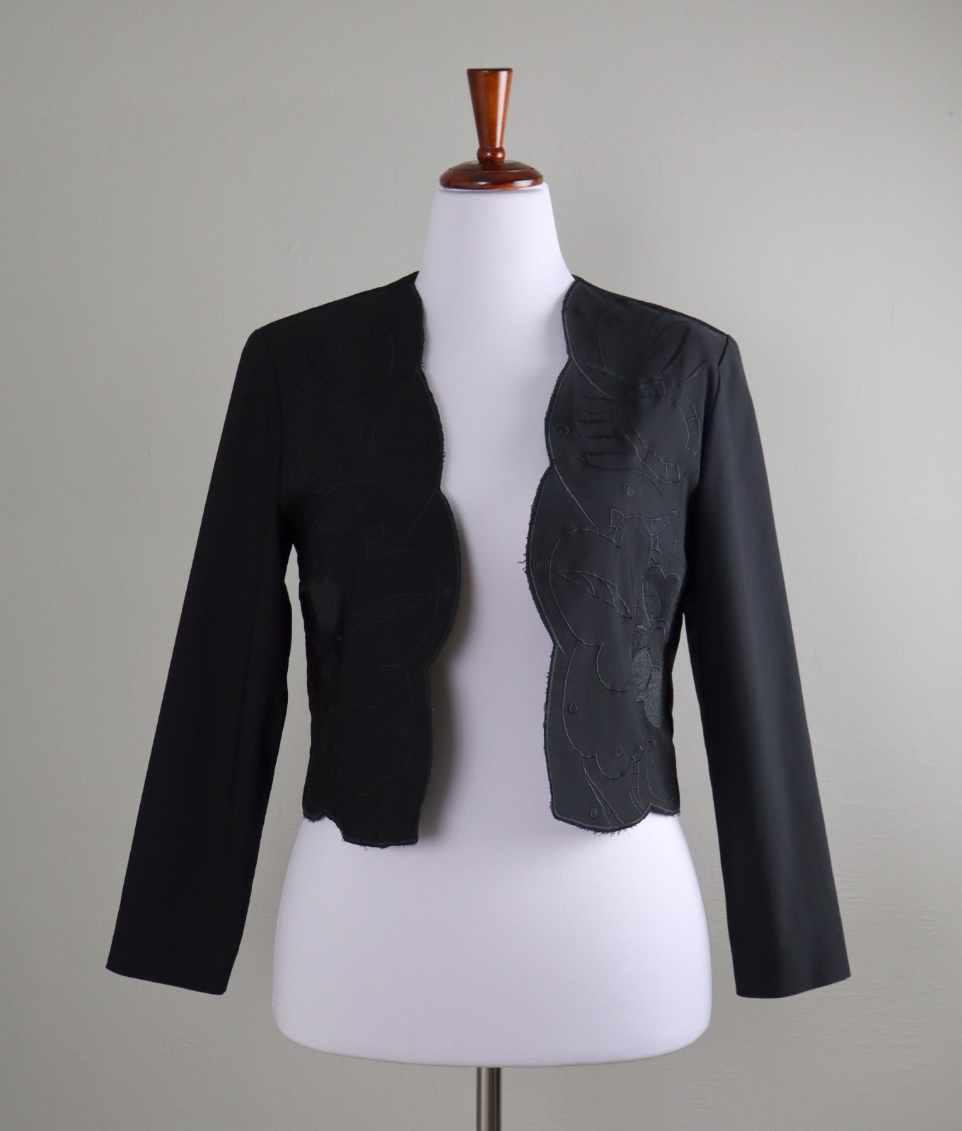 JOSEPH RIBKOFF Trends $285 Floral Embroidered Cropped Scallop Jacket Top Size 10