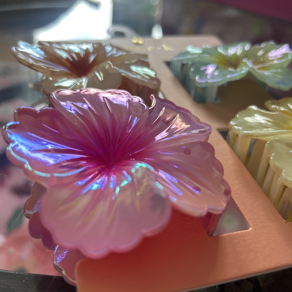 NWT Piper K Set of Four Iridescent Flower-Shaped Claw Clips